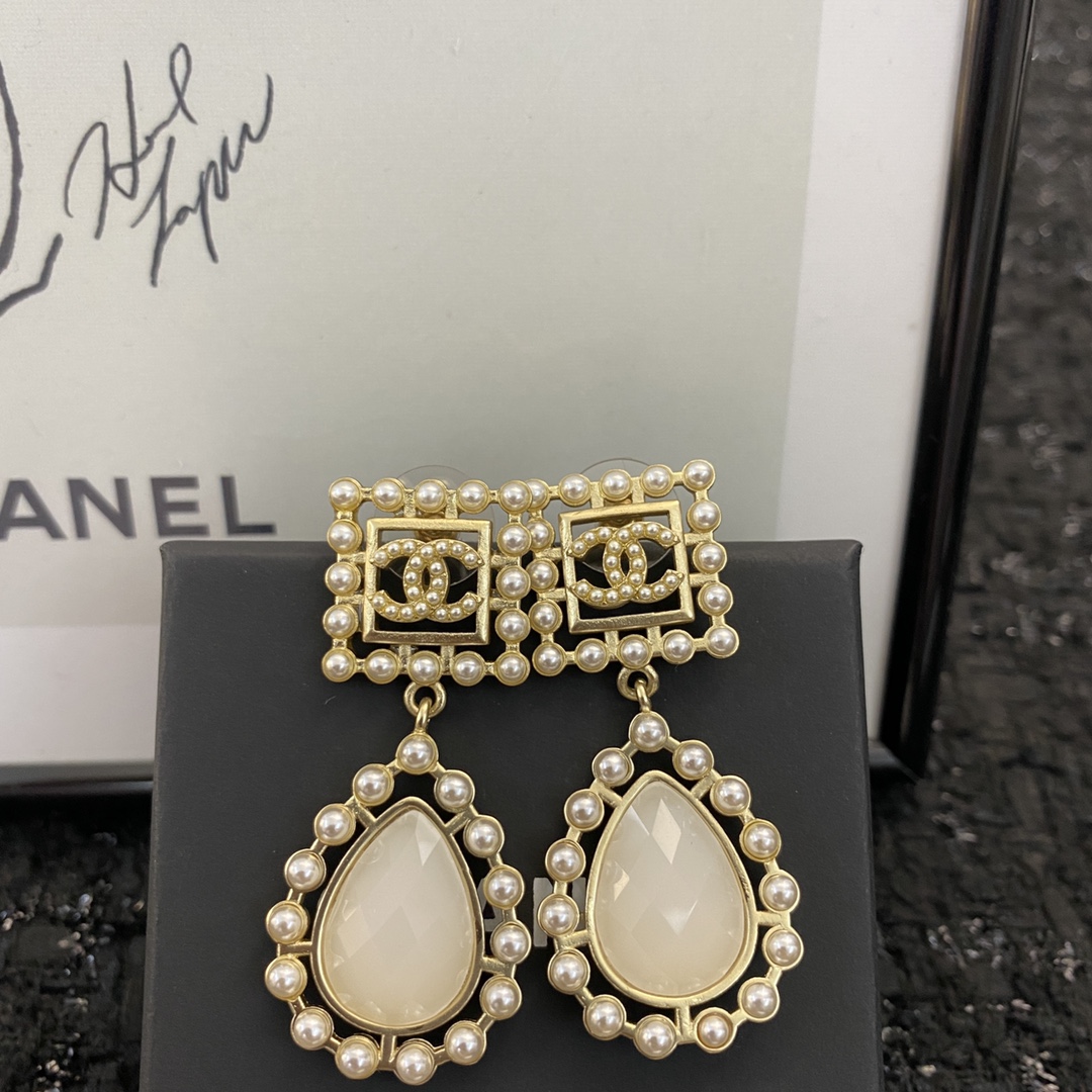 💰120
编码E699  
🛍小香耳钉热销款火爆上新❣
🛍同步专柜‼独家高端品质实拍图‼代购级别‼做工精致细腻👍重工版本😎超级仙女唯美的一款🧐做工超级细心无漏洞🤩媲美zp🌟买到就是赚到❤