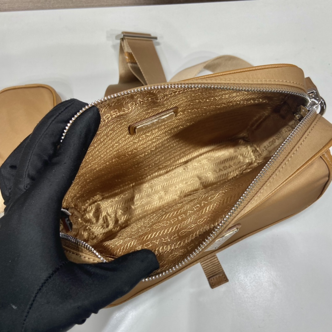 PRADA普拉达进口尼龙面料新款邮差包