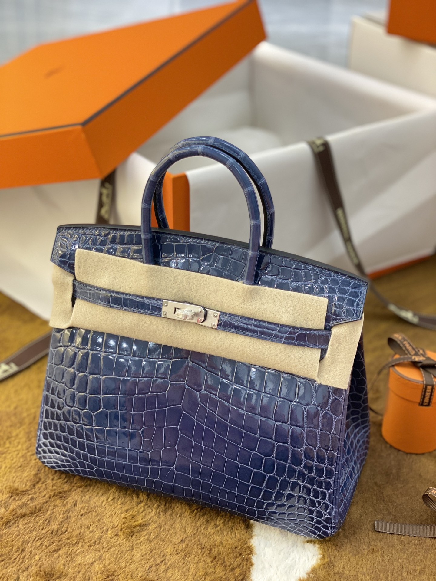 Hermès New Year Gift High-End Bureau 25Crocodile skinImported Nile crocodile leather sewn with master craftsmanship The crocodile leather has obv