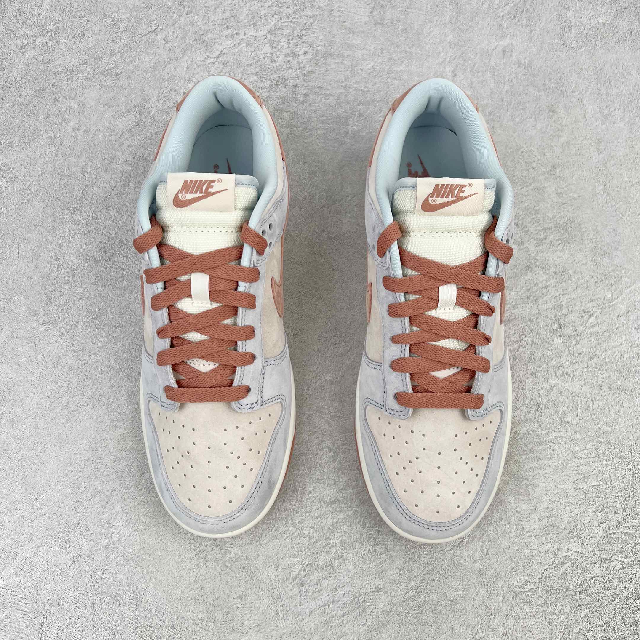 图片[2]-零售💰360 ＃M纯原 NK Dunk Low \”Fossil Rose\” 化石玫瑰 DH7577-001 圈内最强 零售首选 独家原厂航空铝磨具打磨大底 鞋头坡度极致还原 原盒原配 圈内天花板工艺 原厂冲刀 超高清洁度 全鞋零毛边皮料切割 全套原楦原模倾力打造完美版型 采用原厂百宏鞋带以及原厂百宏织唛舌标 内标可供原厂几率过验 原厂中底布黄色点胶 原厂中底布拉帮走线遵循公司‼️SIZE：36 36.5 37.5 38 38.5 39 40 40.5 41 42 42.5 43 44 44.5 45 46 47.5 编码：by3936060-运动鞋