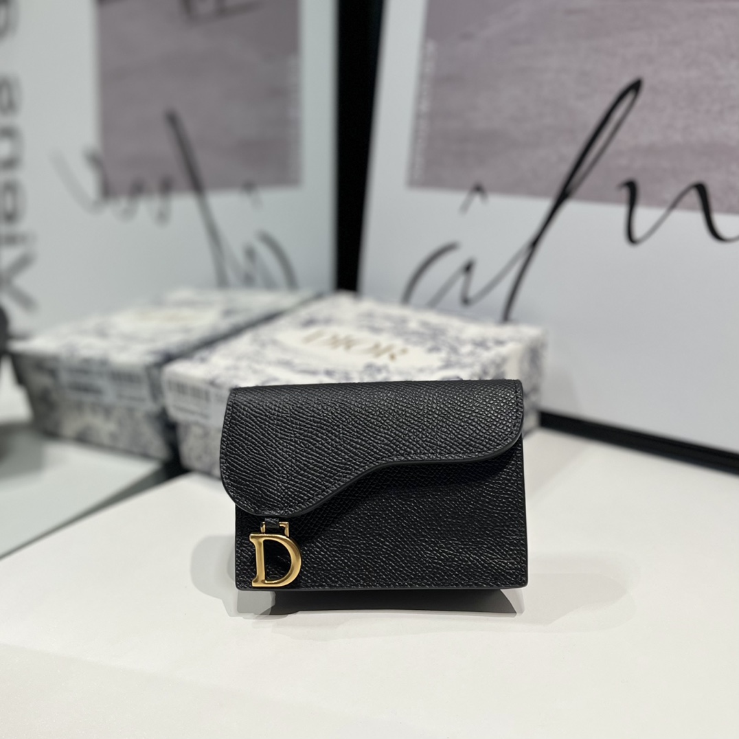 NO:671496,S5611 This saddle flip card holder is a compact and practical alternative to a traditional wallet. Carefully handcrafted from black grained cow leather, it is durable and can store a variety of daily necessities. Small in size, it can be matched with the entire saddle series and is an ideal companion for ease of use. · Front stirrup 'D' shaped charm · 1 compartment sewn with triangle gusset · 2 card slots · 2 patch pockets, Dior wallet, dior, wallets, cowhide19860909S5611这款马鞍翻盖卡夹精巧实用,可替代传统的钱包.采用黑色粒面牛皮革手工精心制作,经久耐用,可收纳各种日常用品.小号尺寸,可与整个马鞍系列搭配,是易于使用的理想良伴. ·正面马镫“D”形吊饰 ·1 个缝有三角形衬料的隔层 ·2 个卡槽 ·2 个贴袋,Dior钱包,dior,wallets,cowhide,欧美剧