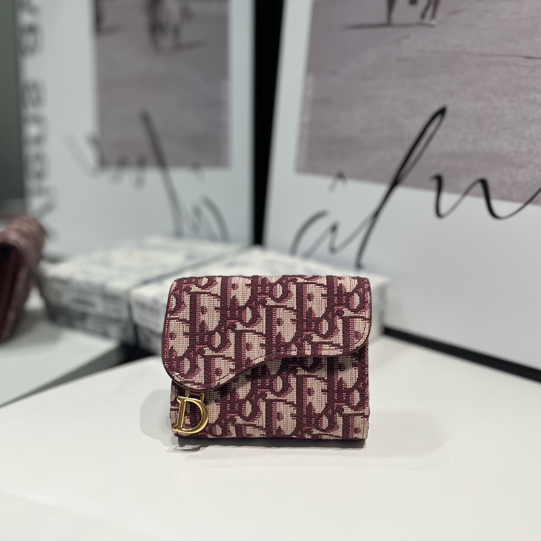 P S5613 La cartera Saddle Lotus encarna el estilo característico de la colección. Confeccionado con tela estampada Obli…