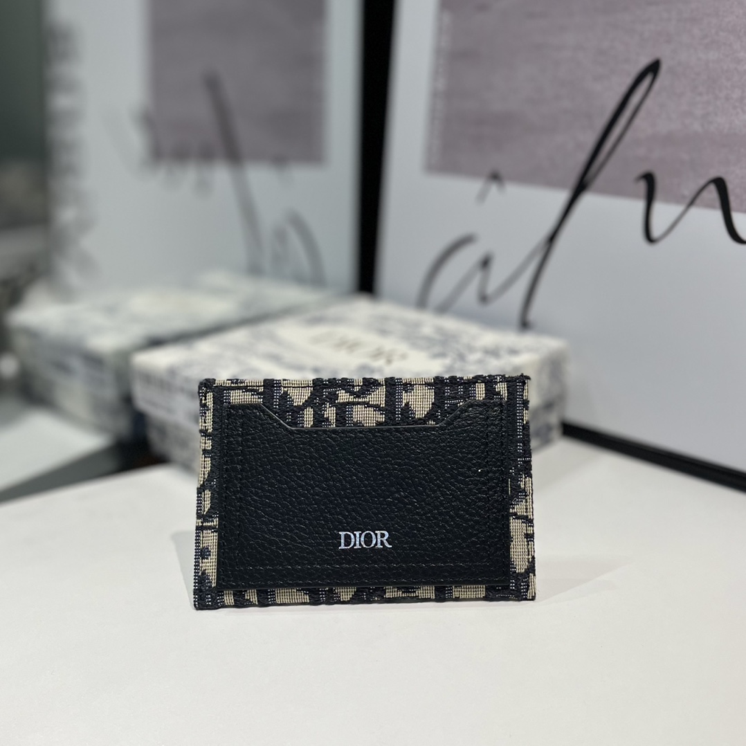 NO:671514,S136 This card holder is practical yet elegant. It is carefully made of blue Oblique printed fabric and is decorated with the 'Dior' logo on the front. It is elegant in style, has card slots on the front, and a top card slot to store personal items and can be easily put into your pocket. Size 10×8cm, Dior wallet, dior, wallets19860909S136这款卡夹实用而不失优雅.采用蓝色 Oblique 印花面料精心制作,正面饰“Dior”标志.款式优雅,正面有卡槽,一个顶部卡槽便于收纳个人用品,可轻松放入口袋中. 尺寸10×8cm,Dior钱包,dior,wallets,欧美剧