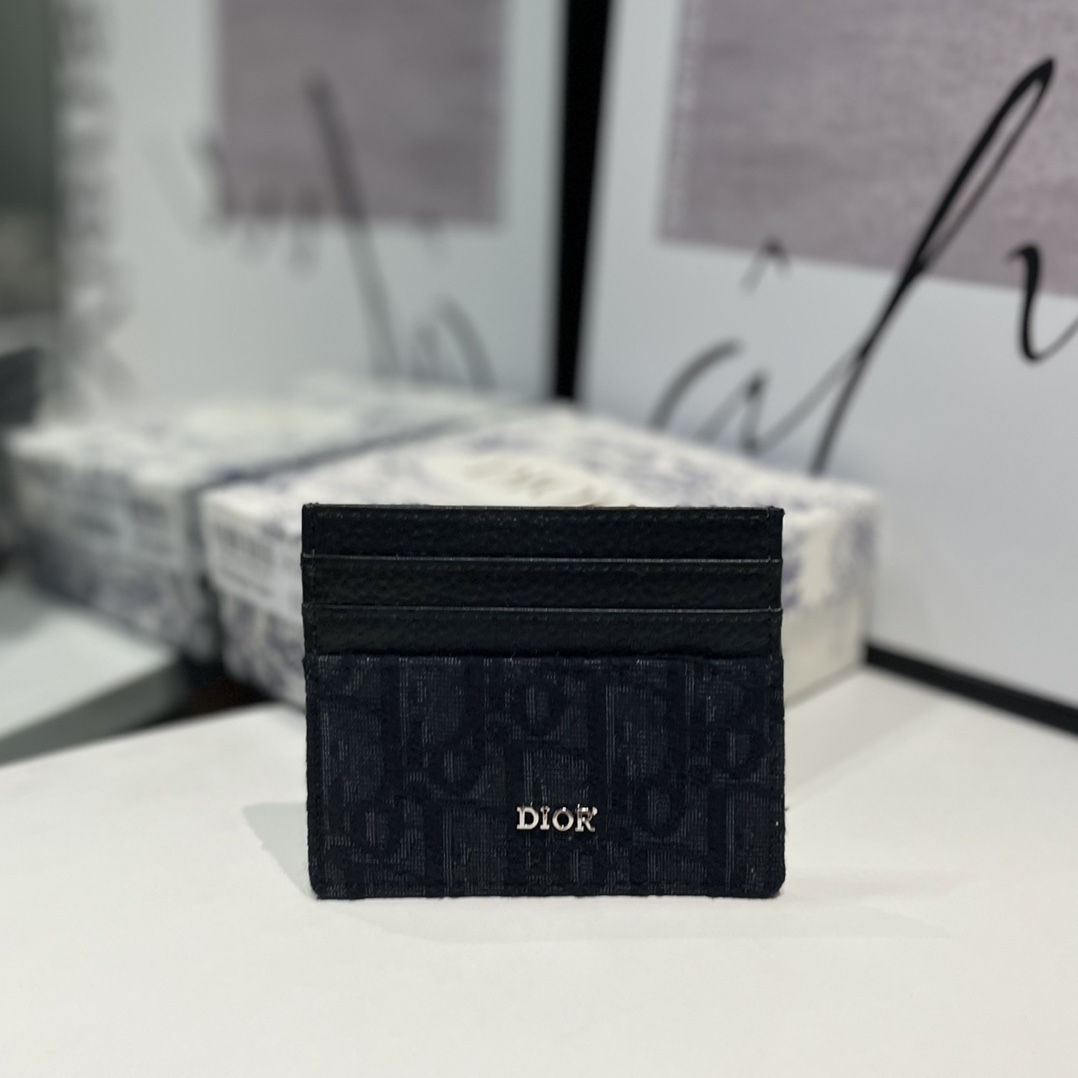 NO:672396,Practical yet elegant, this card holder is crafted from Oblique printed fabric and black grained calfskin with metal-coated brass 'DIOR' logo. Three card slots on the front and back, plus one on the top for personal belongings. Sophisticated and elegant, it slips easily into your pocket and travels with you. Black Oblique printed black grained calfskin Metal-coated brass 'DIOR' logo on the front Embossed 'DIOR' logo on the interior · 3 card slots on the front · 3 on the back  card slots · Top 1 card slot · Dimensions 10 x 8 cm, Dior wallet, dior, wallets, cowhide19860909这款卡夹实用而不失优雅.采用 Oblique 印花面料和黑色粒面牛皮革精心制作,饰以金属覆层黄铜“DIOR”标志.正面和背面各设有三个卡槽,顶部亦设有一个卡槽,便于收纳个人物品.精致优雅,可轻松放入口袋,随身携带. 黑色 Oblique 印花 黑色粒面牛皮革 正面金属覆层黄铜“DIOR”标志 内部饰以“DIOR”压花标志 ·正面 3 个卡槽 ·背面 3 个卡槽 ·顶部 1 个卡槽 ·尺寸10 x 8 厘米,Dior钱包,dior,wallets,cowhide,欧美剧