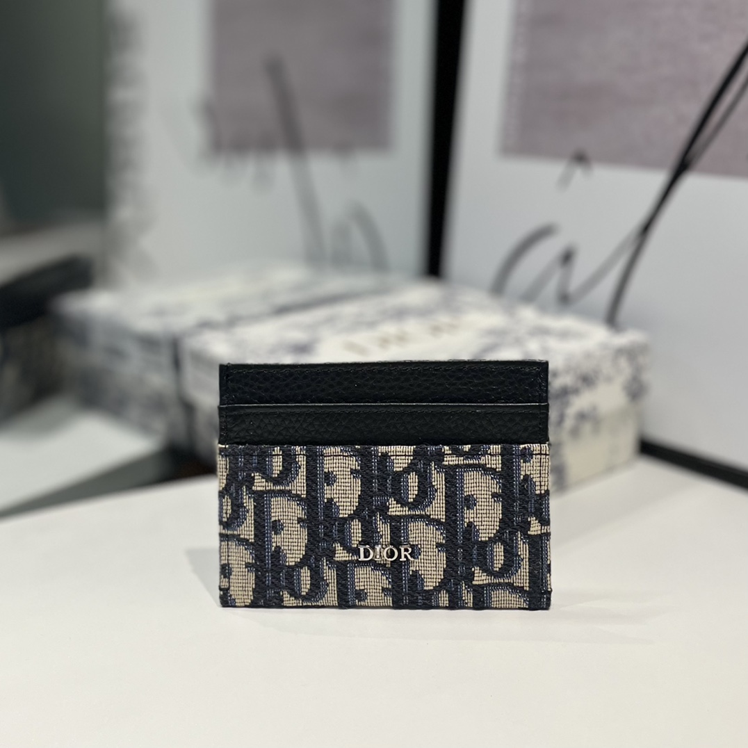 NO:671517,CH001 This card holder is practical yet elegant. Crafted from Oblique printed fabric and black grained calfskin, it features a metal-coated brass 'DIOR' logo. There are three card slots on the front and back, plus a card slot on the top for personal items. Sophisticated and elegant, it can be easily slipped into your pocket and taken with you. Blue Oblique printed black grained calfskin Metal-coated brass 'DIOR' logo on the front 'DIOR' embossed logo on the interior · 3 card slots on the front  ·3 card slots on the back ·1 card slot on the top ·Size 10 x 8 cm,Dior wallet,dior,wallets,cowhide19860909CH001这款卡夹实用而不失优雅.采用 Oblique 印花面料和黑色粒面牛皮革精心制作,饰以金属覆层黄铜“DIOR”标志.正面和背面各设有三个卡槽,顶部亦设有一个卡槽,便于收纳个人物品.精致优雅,可轻松放入口袋,随身携带. 蓝色Oblique 印花 黑色粒面牛皮革 正面金属覆层黄铜“DIOR”标志 内部饰以“DIOR”压花标志 ·正面 3 个卡槽 ·背面 3 个卡槽 ·顶部 1 个卡槽 ·尺寸10 x 8 厘米,Dior钱包,dior,wallets,cowhide,欧美剧