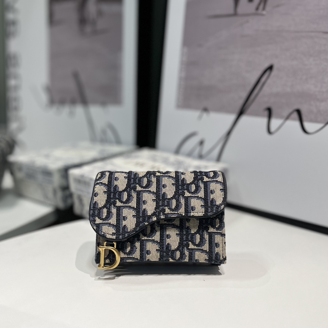 NO:671509,S5644 This Saddle 5-compartment card holder is crafted from blue Oblique print fabric, highlighting Dior's exquisite craftsmanship. The asymmetric flap with snap fastening and metal stirrup 'D' charm has five compartments. It is versatile and can be matched with other pieces in the Saddle collection. · Front stirrup 'D' charm · Front snap closure · 5 compartments with gusseted gusset · 11 x  8.5 x 2.5 cm,Dior wallet,dior,wallets19860909S5644 这款马鞍 5 格卡夹采用蓝色 Oblique 印花面料精心制作,彰显 Dior 的精湛工艺.不对称翻盖搭配按扣开合和金属马镫“D”形吊饰,内设五个隔层.精巧百搭,可与马鞍系列的其他单品搭配. ·正面马镫“D”形吊饰 ·正面按扣开合 ·5 个缝有三角形衬料的隔层 ·11 x 8.5 x 2.5 厘米,Dior钱包,dior,wallets,欧美剧