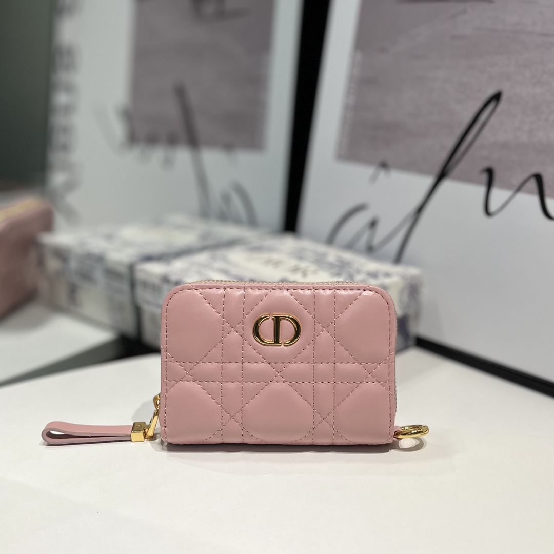 NO:671552,S5034 This Dior Caro detachable card holder is compact and practical. It is made of soft pink calf leather and decorated with the iconic cannage topstitching. It is equipped with a metal ring, which can be hung on the new embroidered shoulder strap to embellish various handbags. It can be put into a pocket or paired with this season's special spaghetti strap. · Decorated with 'CD' logo on the front · Zipper closure with 'CD' logo zipper pull · Metal ring · 5 card slots  ·Can be worn with this season's signature shoulder straps and spaghetti straps ·12 x 8.5 cm, Dior wallet, dior, wallets, cowhide19860909S5034 这款 Dior Caro 可拆卸卡夹精巧实用.采用柔软的粉色牛皮革精心制作,饰以标志性的藤格纹缉面线.搭配有金属环,可挂在新款刺绣肩带上,点缀各式手袋.可放入口袋,亦可与本季特色细肩带搭配. ·正面饰以“CD”标志 ·拉链开合搭配“CD”标志拉链头 ·金属环 ·5 个卡槽 ·可搭配本季特色肩带和细肩带 ·12 x 8.5 厘米,Dior钱包,dior,wallets,cowhide,欧美剧