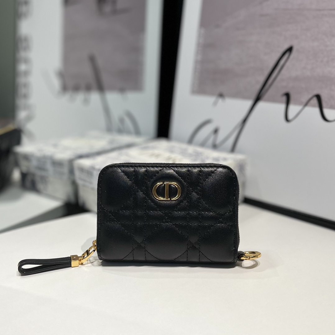NO:671554,S5034 This Dior Caro detachable card holder is compact and practical. It is made of soft black cow leather and decorated with the iconic cannage topstitching. It is equipped with a metal ring, which can be hung on the new embroidered shoulder strap to embellish various handbags. It can be placed in a pocket or paired with this season's special spaghetti strap. · Decorated with 'CD' logo on the front · Zipper closure with 'CD' logo zipper pull · Metal ring · 5 card slots  ·Can be worn with this season's signature shoulder straps and spaghetti straps ·12 x 8.5 cm, Dior wallet, dior, wallets, cowhide19860909S5034 这款 Dior Caro 可拆卸卡夹精巧实用.采用柔软的黑色牛皮革精心制作,饰以标志性的藤格纹缉面线.搭配有金属环,可挂在新款刺绣肩带上,点缀各式手袋.可放入口袋,亦可与本季特色细肩带搭配. ·正面饰以“CD”标志 ·拉链开合搭配“CD”标志拉链头 ·金属环 ·5 个卡槽 ·可搭配本季特色肩带和细肩带 ·12 x 8.5 厘米,Dior钱包,dior,wallets,cowhide,欧美剧