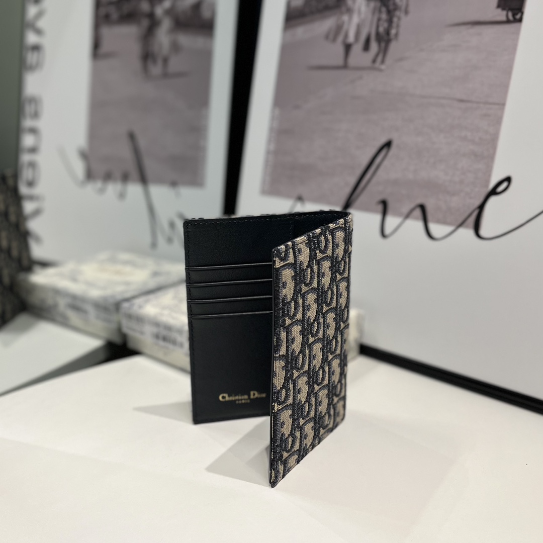 NO:672707,S5539Dior Oblique blue jacquard canvas passport cover ·2 flat pockets ·4 card holders ·Size 10 x 13.7 cm, Dior wallet, dior, wallets19860909S5539Dior Oblique蓝色提花帆布护照套 ·2个平袋 ·4个卡套 ·尺寸10 x 13.7厘米,Dior钱包,dior,wallets,欧美剧