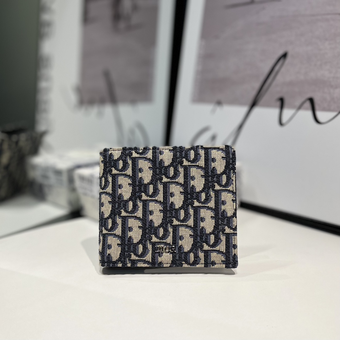 NO:672702,S027 Men's short wallet, blue jacquard Dior Oblique with dark blue first-layer cowhide ·Built-in eight card slots and two compartments, very practical model ·Size 11.×9.5cm, Dior wallet, dior, wallets, cowhide19860909S027 男士短款钱夹,蓝色提花布 Dior Oblique 搭配深蓝色头层牛皮 ·内置八卡位两隔层非常实用款号 ·尺寸11.×9.5cm,Dior钱包,dior,wallets,cowhide,欧美剧