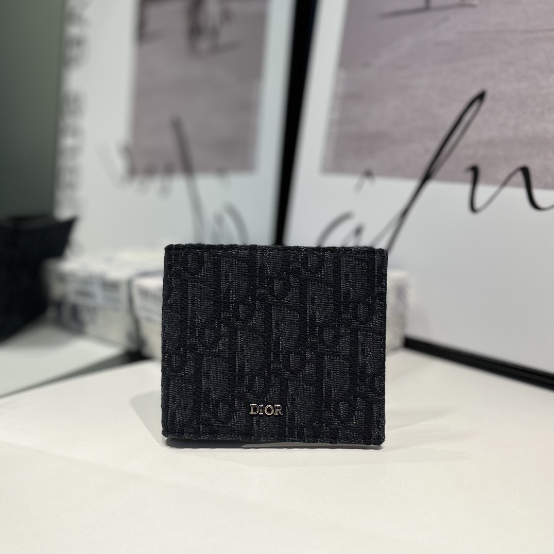NO:718302,S027 Men's short wallet, blue jacquard Dior Oblique with dark blue first-layer cowhide ·Built-in eight card slots and two compartments, very practical model ·Size 11.×9.5cm, Dior wallet, dior, wallets, cowhide19860909S027 男士短款钱夹,蓝色提花布 Dior Oblique 搭配深蓝色头层牛皮 ·内置八卡位两隔层非常实用款号 ·尺寸11.×9.5cm,Dior钱包,dior,wallets,cowhide,欧美剧