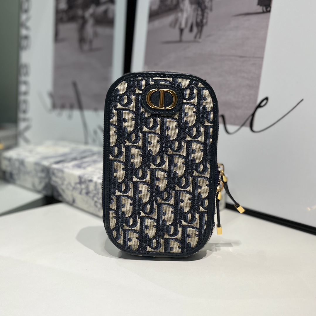 NO:671493,S2114 This 30Montaigne mobile phone bag has an elegant style and unique originality. It is carefully decorated with blue jacquard Oblique print and is decorated with 'CD' logo on the front. It is equipped with handles and chain shoulder straps and can be carried by hand or cross-body. · Decorated with 'CD' logo on the front · Leather topstitch trim · Two-way zipper closure · Detachable chain shoulder strap · 3 card slots, Dior wallet, dior, wallets19860909S2114这款30Montaigne手机袋风格高雅,别具匠心.采用蓝色提花Oblique印花精心装饰,正面饰以“CD”标志.搭配手柄和链条肩带,可手提或斜跨.  ·正面饰以“CD”标志 ·皮革辑面线饰边 · 双向拉链开合 ·可拆卸链条肩带 ·3个卡槽,Dior钱包,dior,wallets,欧美剧