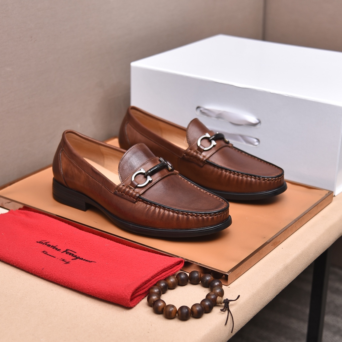 J0  水染牛里 菲拉格慕 高端 Salvatore Ferragamo是国际顶级的鞋类奢侈品牌，来自时尚王国意大利，以传统手工设计和款式新颖誉满全球………🚶🏻🚶🏻专柜同步发售西装鞋 此款采用纯手工制作 面料进口意大利原版头层牛皮 柔软水染牛皮内里 原版真标大底🌀🌀