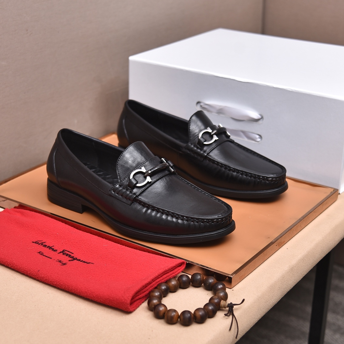 J0  水染牛里 菲拉格慕 高端 Salvatore Ferragamo是国际顶级的鞋类奢侈品牌，来自时尚王国意大利，以传统手工设计和款式新颖誉满全球………🚶🏻🚶🏻专柜同步发售西装鞋 此款采用纯手工制作 面料进口意大利原版头层牛皮 柔软水染牛皮内里 原版真标大底🌀🌀