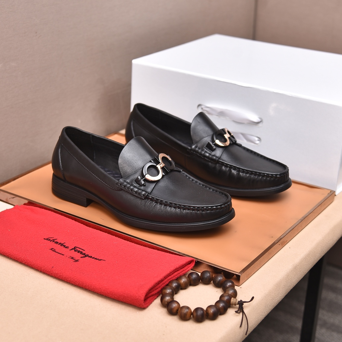 J0  水染牛里 菲拉格慕 高端 Salvatore Ferragamo是国际顶级的鞋类奢侈品牌，来自时尚王国意大利，以传统手工设计和款式新颖誉满全球………🚶🏻🚶🏻专柜同步发售西装鞋 此款采用纯手工制作 面料进口意大利原版头层牛皮 柔软水染牛皮内里 原版真标大底🌀🌀