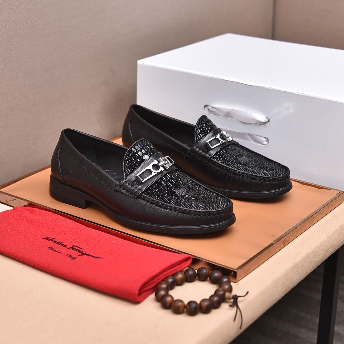 J0  水染牛里 菲拉格慕 高端 Salvatore Ferragamo是国际顶级的鞋类奢侈品牌，来自时尚王国意大利，以传统手工设计和款式新颖誉满全球………🚶🏻🚶🏻专柜同步发售西装鞋 此款采用纯手工制作 面料进口意大利原版头层牛皮 柔软水染牛皮内里 原版真标大底🌀🌀