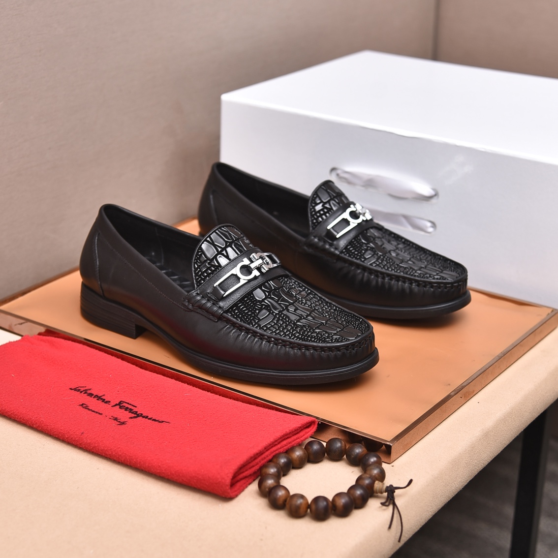 J0  水染牛里 菲拉格慕 高端 Salvatore Ferragamo是国际顶级的鞋类奢侈品牌，来自时尚王国意大利，以传统手工设计和款式新颖誉满全球………🚶🏻🚶🏻专柜同步发售西装鞋 此款采用纯手工制作 面料进口意大利原版头层牛皮 柔软水染牛皮内里 原版真标大底🌀🌀