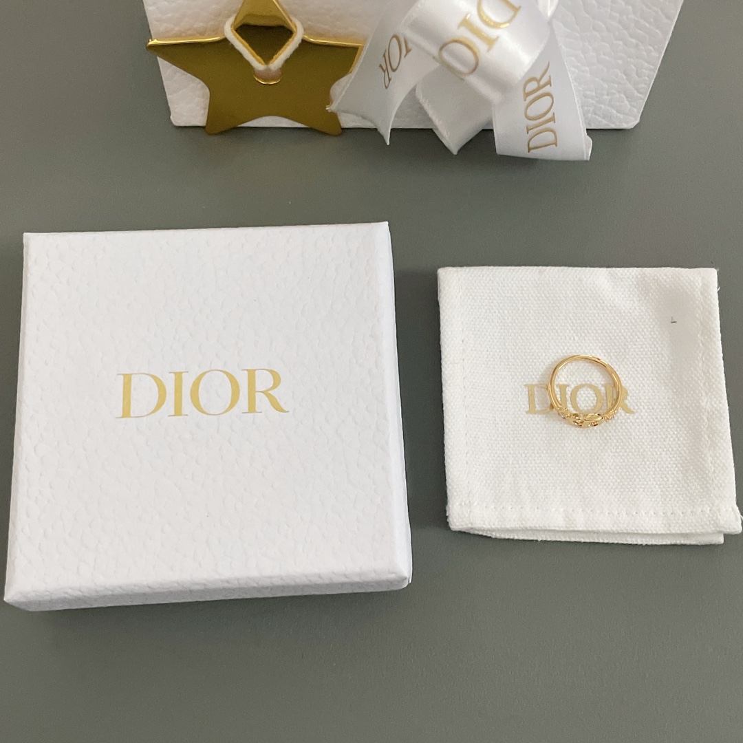 NO:632917,88130 [D two-diamond small CD ring] Z, the first release on the entire network, and it is now popular faster than the official W product. I can only say that our family is really awesome. The product has just arrived in China and we will notify you immediately!  I got it as soon as I got it and started developing it immediately, just to make my baby beautiful for the first time. I really love my babies so much. One size fits all. I usually wear size 6/7 and it is suitable for finger circumference. It is very delicate and compact!  The thin wall of the ring really shows off the slender fingers. There is a Swarovski SilverShadow color crystal on both sides of the CD. The silver inside reveals a deep gray, giving it an unparalleled sense of luxury!  Highly recommended!  Every hardware accessory is magnified countless times under a microscope and polished one by one. It is completely made in the spirit of making atomic bombs to make jewelry products, so the degree of perfection can truly be said, Louis Vuitton, Versace, Ring, Cartier high-end jewelry1986090988130【D两钻小cd戒指】Z ,全网首发 而且现火比官W出品还快只能说我们家真的太牛了国内刚到货sa马上通知调货过来！第一时间拿到手立马投入开发只为了让我家宝宝第一时间美美美我真的是太宠我家宝宝们了均码,平时戴6/7码指围合适非常精致小巧的这款！细细的戒壁非常的显手指纤细修长,cd两边有各一颗施华洛SilverShadow颜色水晶,银色里边透着深邃的灰色,高级感无敌质感！非常推荐！每一个五金配件都是在显微镜下,放大无数倍,一一抛光打磨而成,完完全全就是秉着造原子弹的精神,来做饰品类的货,因此完美程度真心可以说,,louis vuitton,versace,ring,卡迪亚高端饰品,Jewelry