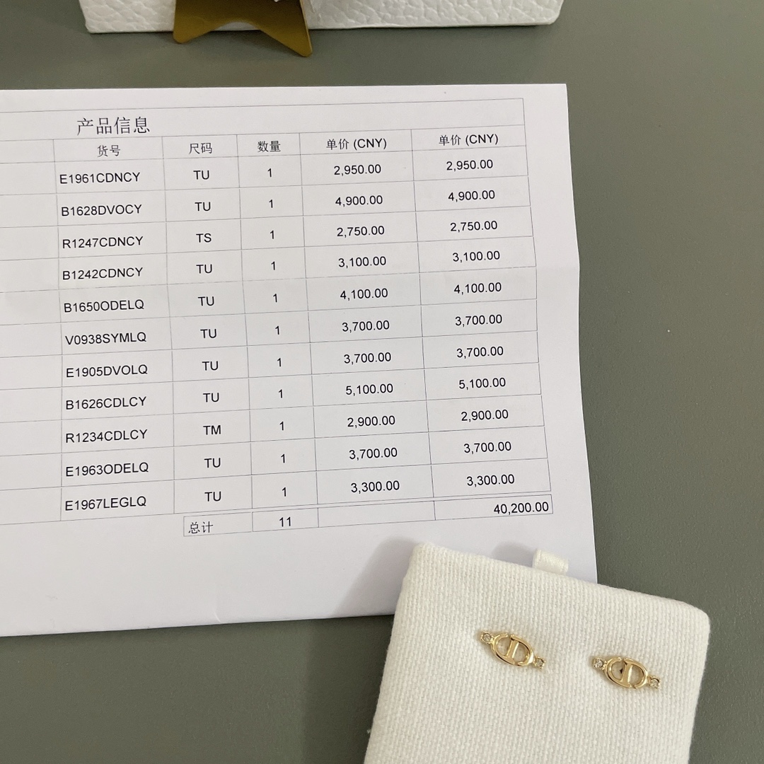 p65 高品质 细节如图【D两钻小cd耳钉】Z 2950,全网首发❗️而且现火❗️比官w出品还快❗️只能说我们家真的太牛了👍🏻👍🏻国内刚到货sa马上通知调货过来!第一时间拿到手立马投入开发❗️只为了让我家宝宝第一时间美美美✨✨我真的是太宠我家宝宝们了💗💗非常精致小巧的这款耳钉!手链耳钉戒指的尺寸都是不一样的,所以三种都一起入手了!cd两边有各一颗施华洛SilverShadow颜色水晶,银色里边透着深邃的灰色,高级感无敌质感!非常推荐!每一个五金配件都是在显微镜🔬下,放大🔍无数倍,一一抛光打磨而成,完完全全就是秉着造原子弹的精神,来做饰品类的货,因此完美程度真心可以说👍🏻👍🏻