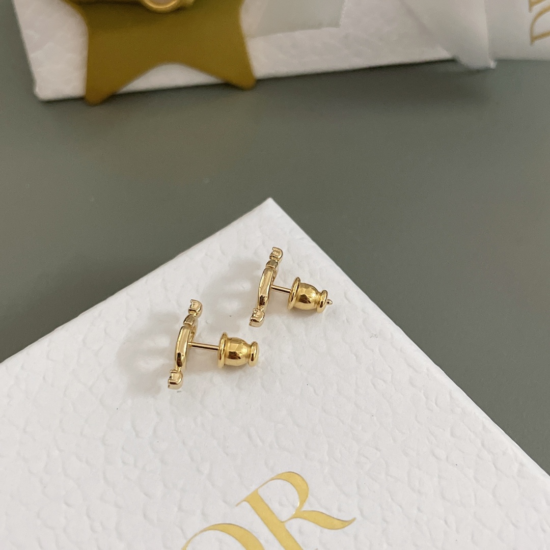 p65 高品质 细节如图【D两钻小cd耳钉】Z 2950,全网首发❗️而且现火❗️比官w出品还快❗️只能说我们家真的太牛了👍🏻👍🏻国内刚到货sa马上通知调货过来!第一时间拿到手立马投入开发❗️只为了让我家宝宝第一时间美美美✨✨我真的是太宠我家宝宝们了💗💗非常精致小巧的这款耳钉!手链耳钉戒指的尺寸都是不一样的,所以三种都一起入手了!cd两边有各一颗施华洛SilverShadow颜色水晶,银色里边透着深邃的灰色,高级感无敌质感!非常推荐!每一个五金配件都是在显微镜🔬下,放大🔍无数倍,一一抛光打磨而成,完完全全就是秉着造原子弹的精神,来做饰品类的货,因此完美程度真心可以说👍🏻👍🏻