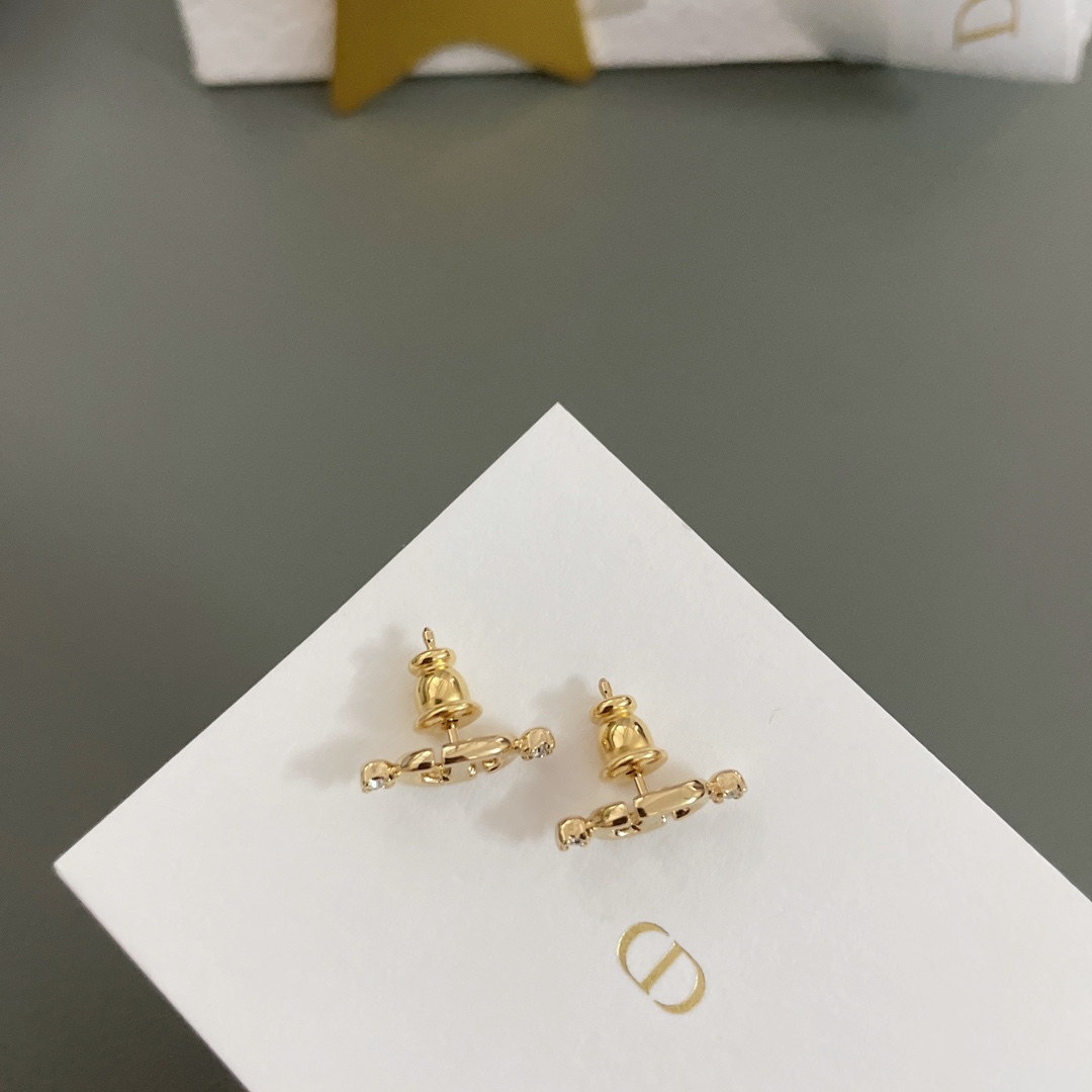 p65 高品质 细节如图【D两钻小cd耳钉】Z 2950,全网首发❗️而且现火❗️比官w出品还快❗️只能说我们家真的太牛了👍🏻👍🏻国内刚到货sa马上通知调货过来!第一时间拿到手立马投入开发❗️只为了让我家宝宝第一时间美美美✨✨我真的是太宠我家宝宝们了💗💗非常精致小巧的这款耳钉!手链耳钉戒指的尺寸都是不一样的,所以三种都一起入手了!cd两边有各一颗施华洛SilverShadow颜色水晶,银色里边透着深邃的灰色,高级感无敌质感!非常推荐!每一个五金配件都是在显微镜🔬下,放大🔍无数倍,一一抛光打磨而成,完完全全就是秉着造原子弹的精神,来做饰品类的货,因此完美程度真心可以说👍🏻👍🏻