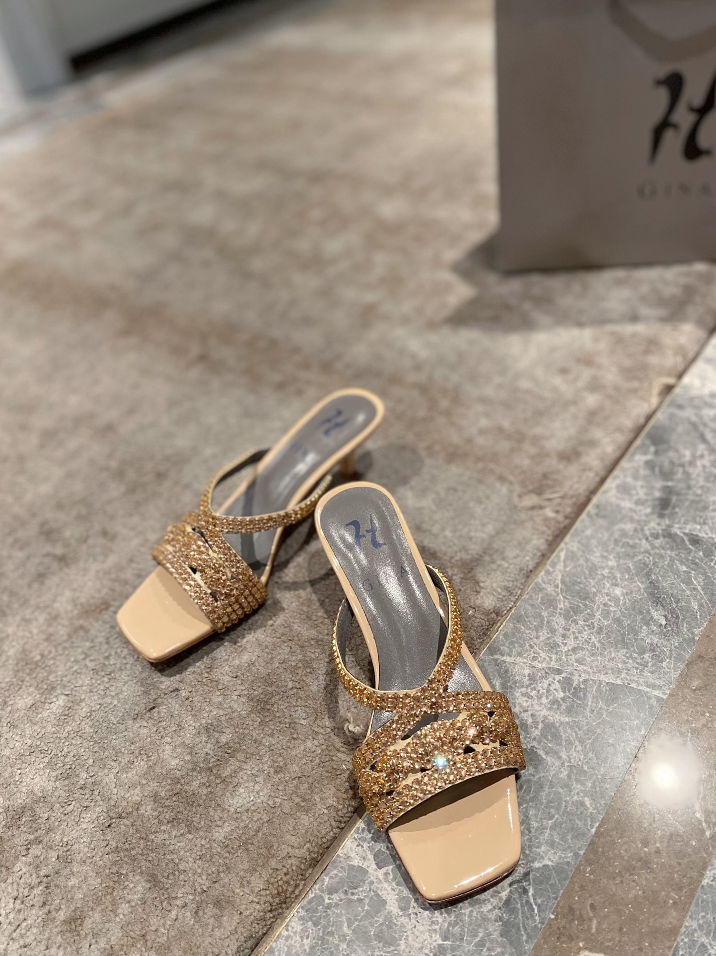 NO:246826,: Brand GINA is a brand new revamp, with upgraded packaging and pattern workmanship materials. The highest version of the market is purely hand-made diamonds, the most classic, real hand-made diamonds. Even the number of needle and thread traces is the same as the original version, master-level purely hand-made!  Comfortable and tiring feet. High-end customization, exclusive products, the industry's highest version. Imported rhinestone strips with upper   full leather edge strips. ~~ Please pay attention to packaging for top-level exclusive box. Original quality development ━━━━━GINA━━━━━━━━━━━━━━━━━━━━━━━━━━━━━━━━━━━━━━━━━━━━━━━━━━━━━━━━━━━━━━━━━━━━━━━━━━━━━━━━━━━━━━━━━━━━━━━━━━━━━━━━━━━━━━━━━━━━━━━━━━━━━━━━━━━━━━━━━━━━━━━�19860909:  品 牌GINA吉娜 全新改版,包装、版型做工材料升级. 市场最高版本纯手工钻拖 经典之最,真正的手工钻石 连针线走线数量都和原版一样, 大师级纯手工打造 ！上脚舒适不累脚 高端定制,独家产品,行业最高版本 鞋面进口水钻带条 全真皮沿条大底 ～～ 包装注意包装顶级专属盒 原版品质开发 ━━━━GINA━━━━━ size 35-40（41.42定做不退换） height 4.0cm,拖鞋,slippers,Women's Shoes