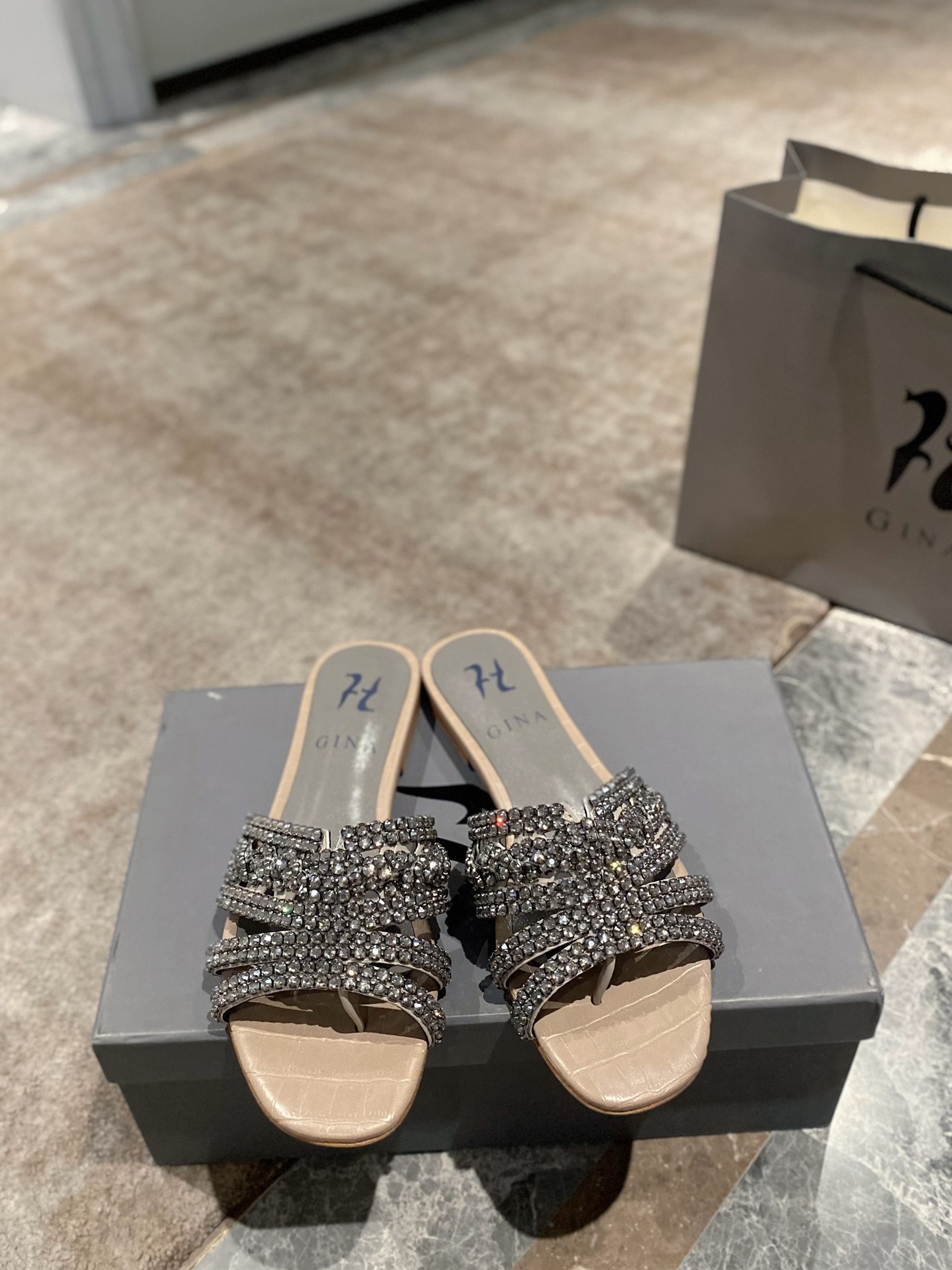 NO:246811,: Brand GINA is a brand new revamp, with upgraded packaging and pattern workmanship materials. The highest version of the market is purely hand-made diamonds, the most classic, real hand-made diamonds. Even the number of needle and thread traces is the same as the original version, master-level purely hand-made!  Comfortable and tiring feet. High-end customization, exclusive products, the highest version in the industry. Imported rhinestone strips   full leather edge strips. ~~ When packaging, please pay attention to packaging. Top-level exclusive box. Original quality development ━━━━━━━━━━━━━━━━━━━━━━━━━━━━━━━━━━━━━━━━━━━━━━━━━━━━━━━━━━━━━━━�19860909:  品 牌GINA吉娜 全新改版,包装、版型做工材料升级. 市场最高版本纯手工钻拖 经典之最,真正的手工钻石 连针线走线数量都和原版一样, 大师级纯手工打造 ！上脚舒适不累脚 高端定制,独家产品,行业最高版本 鞋面进口水钻带条 全真皮沿条大底 ～～ 包装注意包装顶级专属盒 原版品质开发 ━━━━GINA━━━━━ size 35-40（41.42定做不退换） height 1.0cm,拖鞋,slippers,Women's Shoes