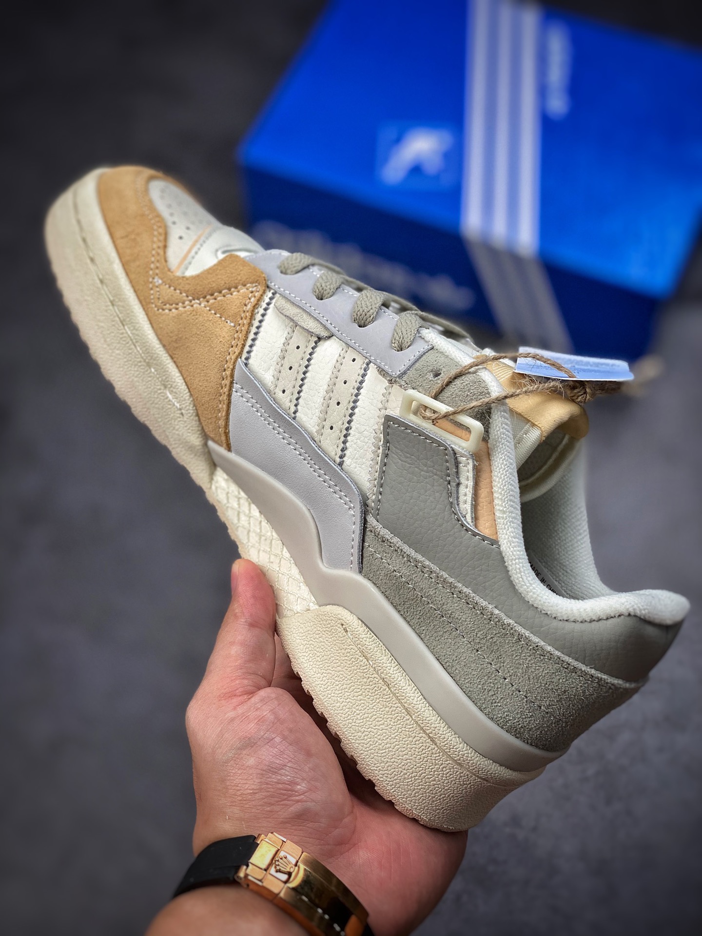 220 海外渠道 原盒原标版本 Adidas Forum 84 Low OG  低帮百搭潮流休闲运动板鞋 以复古篮球鞋的外形为基础，采用皮革拼接，简约百搭，更加贴合舒适。中底内侧网格造型起到点睛之笔，外底橡胶，更显复古！ 官方货号: GX4547 SIZE：36 36.5 37.5 38 38.5 39 40 40.5 41 42 42.5 43 44 44.5 45 编码#6C060120