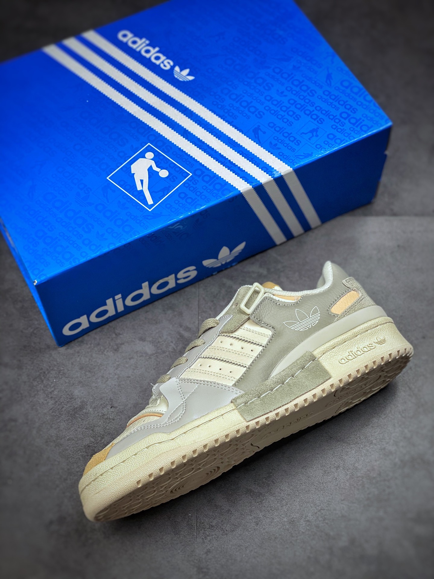 220 海外渠道 原盒原标版本 Adidas Forum 84 Low OG  低帮百搭潮流休闲运动板鞋 以复古篮球鞋的外形为基础，采用皮革拼接，简约百搭，更加贴合舒适。中底内侧网格造型起到点睛之笔，外底橡胶，更显复古！ 官方货号: GX4547 SIZE：36 36.5 37.5 38 38.5 39 40 40.5 41 42 42.5 43 44 44.5 45 编码#6C060120