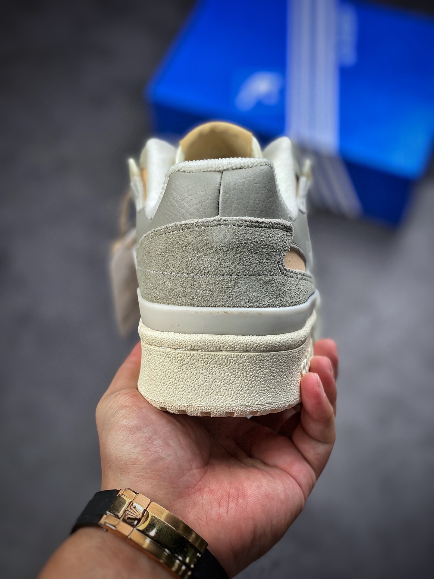 220 海外渠道 原盒原标版本 Adidas Forum 84 Low OG  低帮百搭潮流休闲运动板鞋 以复古篮球鞋的外形为基础，采用皮革拼接，简约百搭，更加贴合舒适。中底内侧网格造型起到点睛之笔，外底橡胶，更显复古！ 官方货号: GX4547 SIZE：36 36.5 37.5 38 38.5 39 40 40.5 41 42 42.5 43 44 44.5 45 编码#6C060120