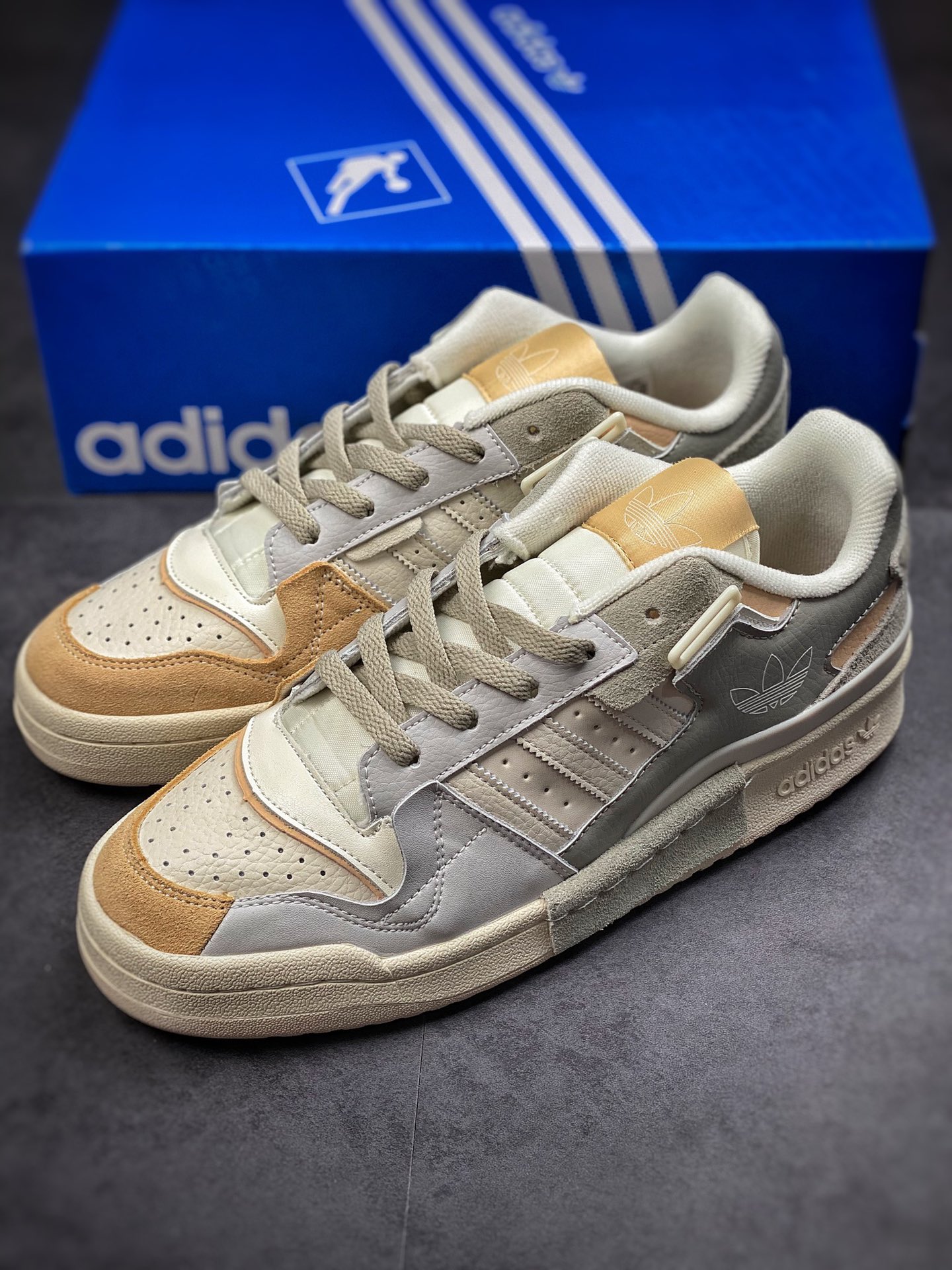 220 海外渠道 原盒原标版本 Adidas Forum 84 Low OG  低帮百搭潮流休闲运动板鞋 以复古篮球鞋的外形为基础，采用皮革拼接，简约百搭，更加贴合舒适。中底内侧网格造型起到点睛之笔，外底橡胶，更显复古！ 官方货号: GX4547 SIZE：36 36.5 37.5 38 38.5 39 40 40.5 41 42 42.5 43 44 44.5 45 编码#6C060120