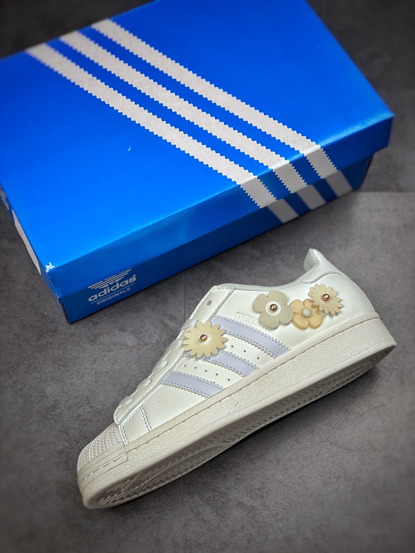 140 Adidas Originals SUPERSTAR 小雏菊 GX2172-莆田鞋,莆田鞋货源,高仿鞋,高仿鞋货源,安福档口,莆田高仿鞋,莆田鞋批发,高仿鞋批发,莆田高仿运动鞋,高仿运动鞋,莆田运动鞋 140 Adidas Originals SUPERSTAR 小雏菊 GX2172