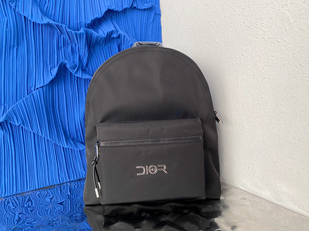 J5  Dior  迪奥  Oblique帆布双肩包 男女大容量背包 书包 采用精湛镶嵌细工，经典百搭 实物拍摄 原厂原版面料 配送小票防尘袋 35 x 41 cm。