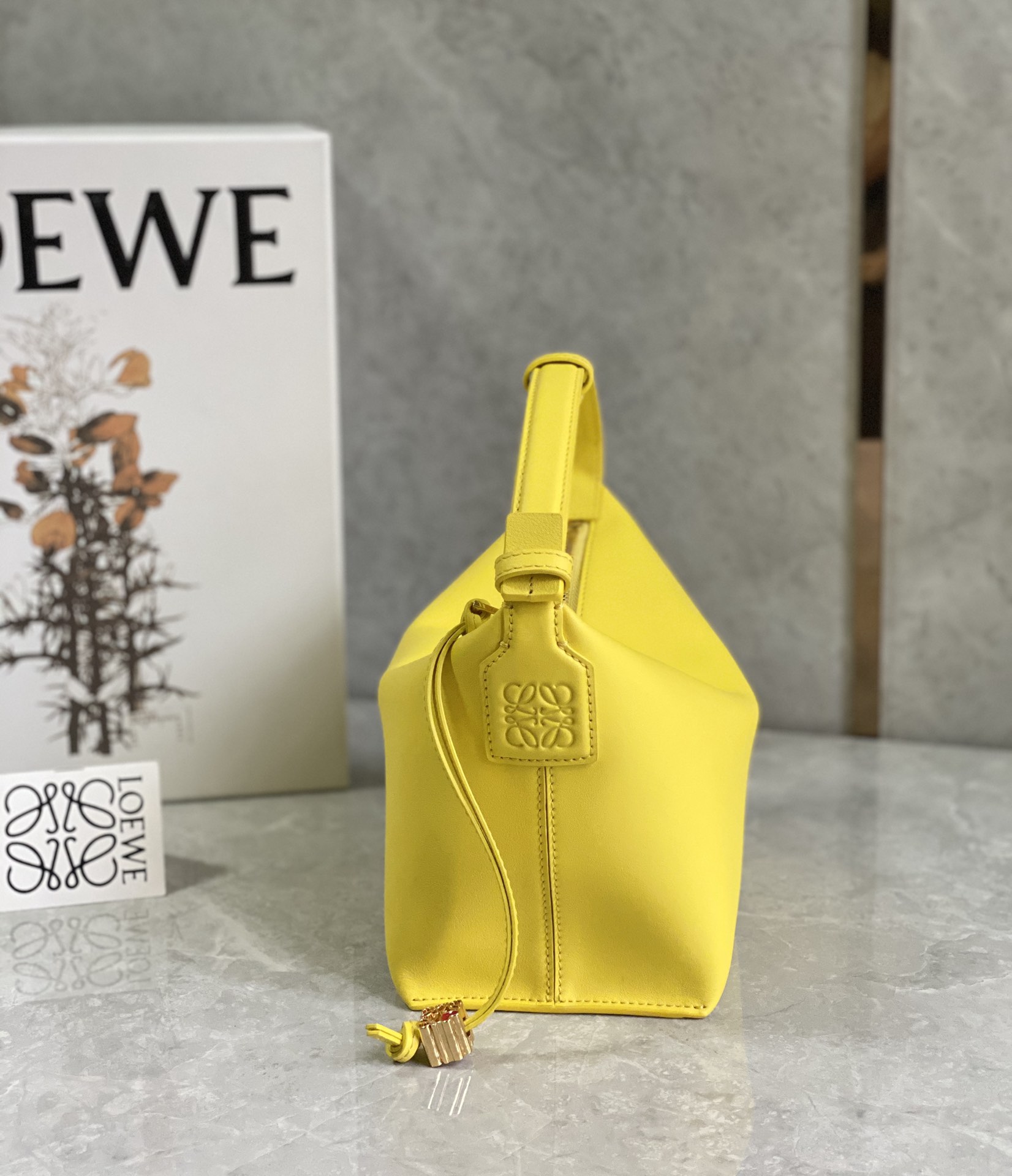 LOEWE罗意威 520情人节限定款 cubi全皮饭盒包 0559黄