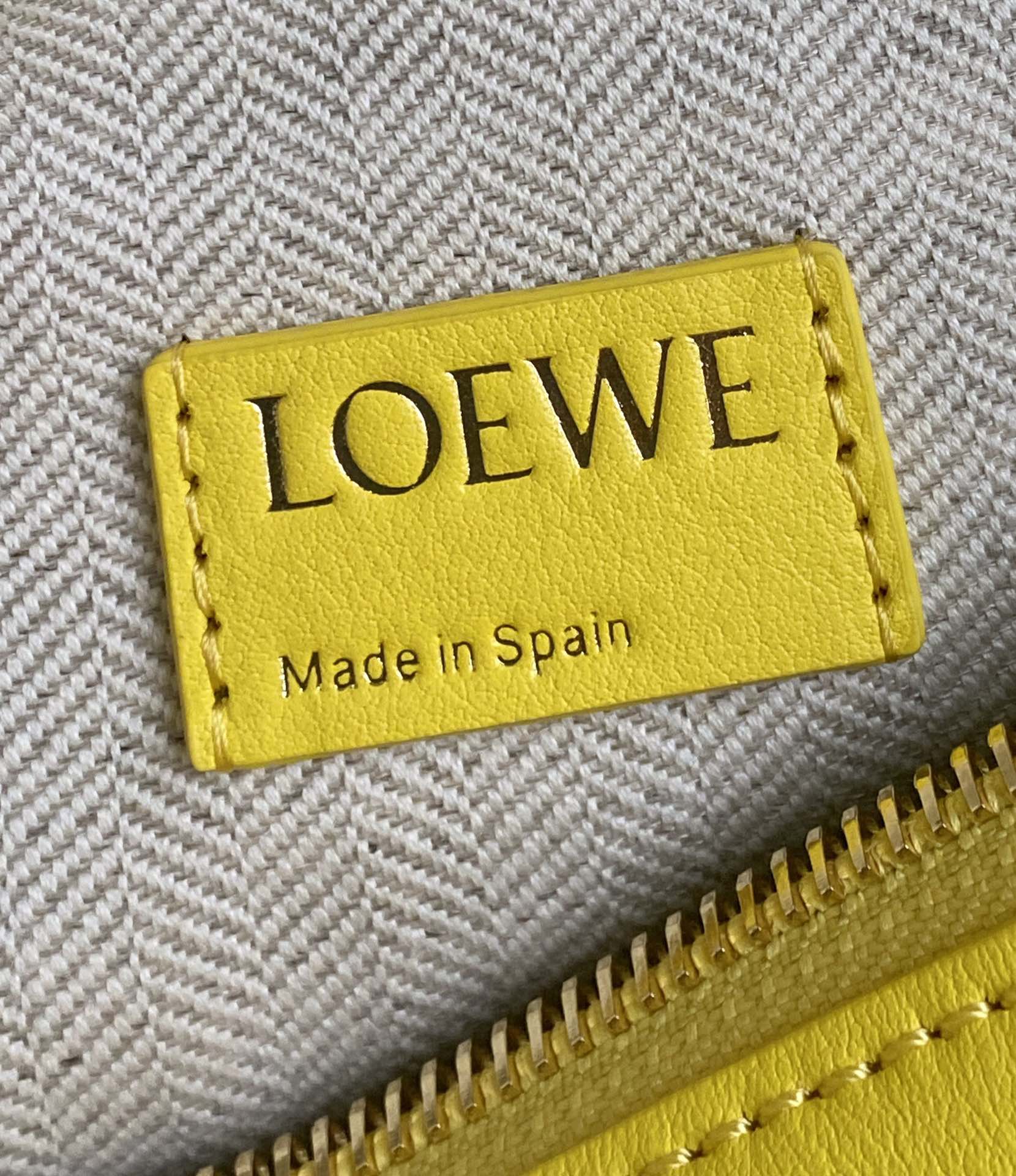 LOEWE罗意威 520情人节限定款 cubi全皮饭盒包 0559黄