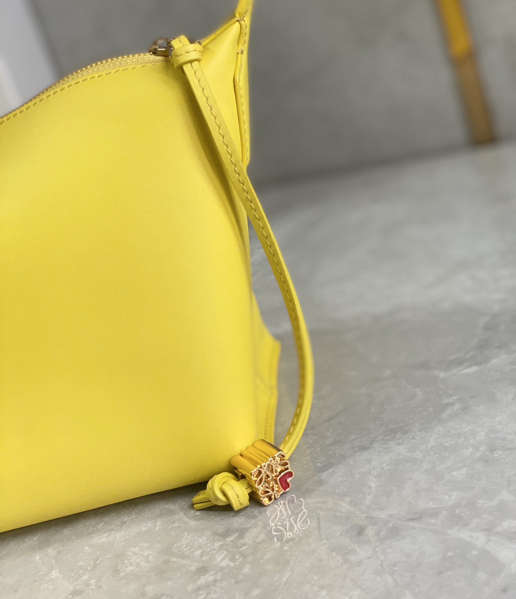 LOEWE罗意威 520情人节限定款 cubi全皮饭盒包 0559黄