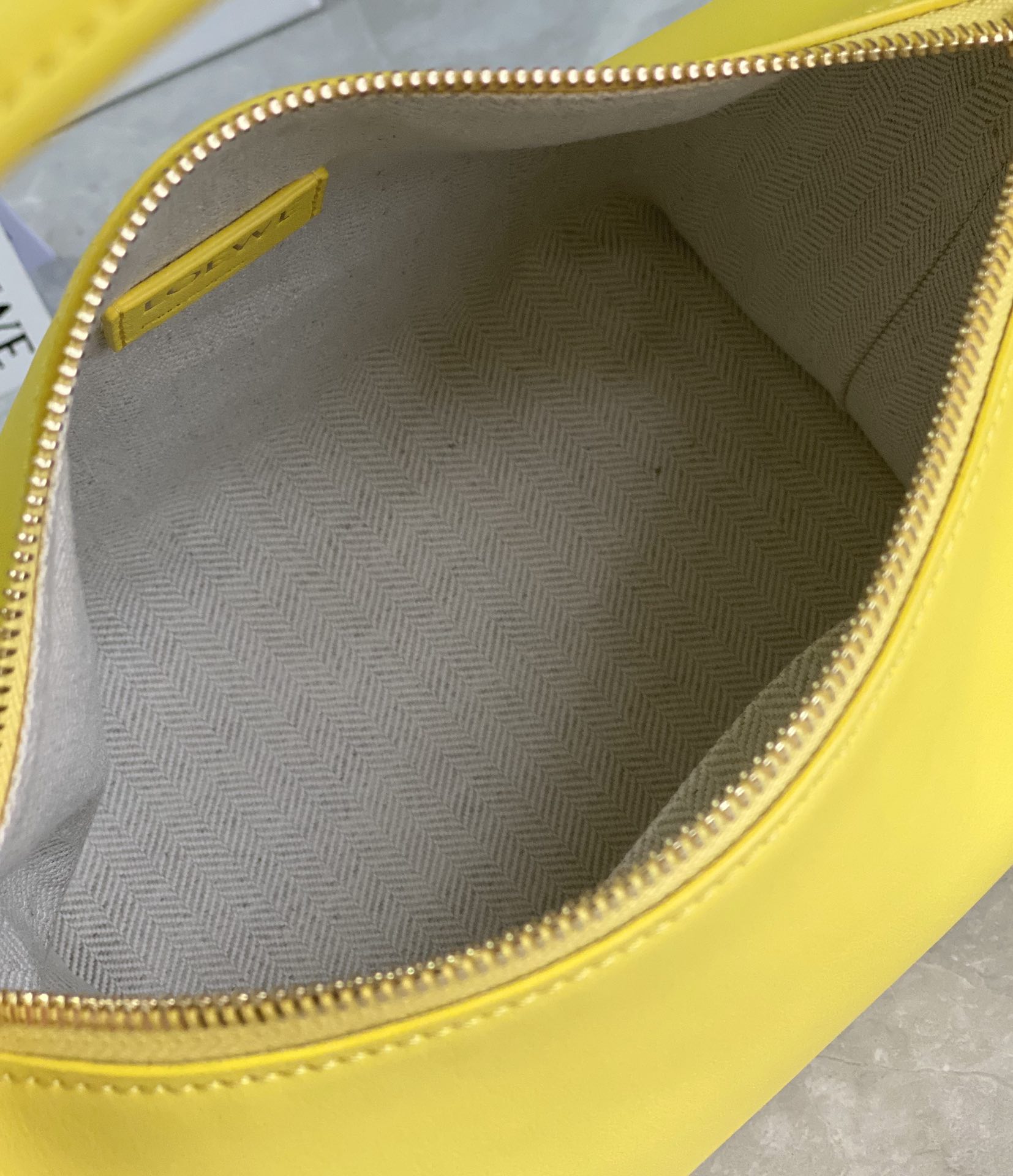 LOEWE罗意威 520情人节限定款 cubi全皮饭盒包 0559黄