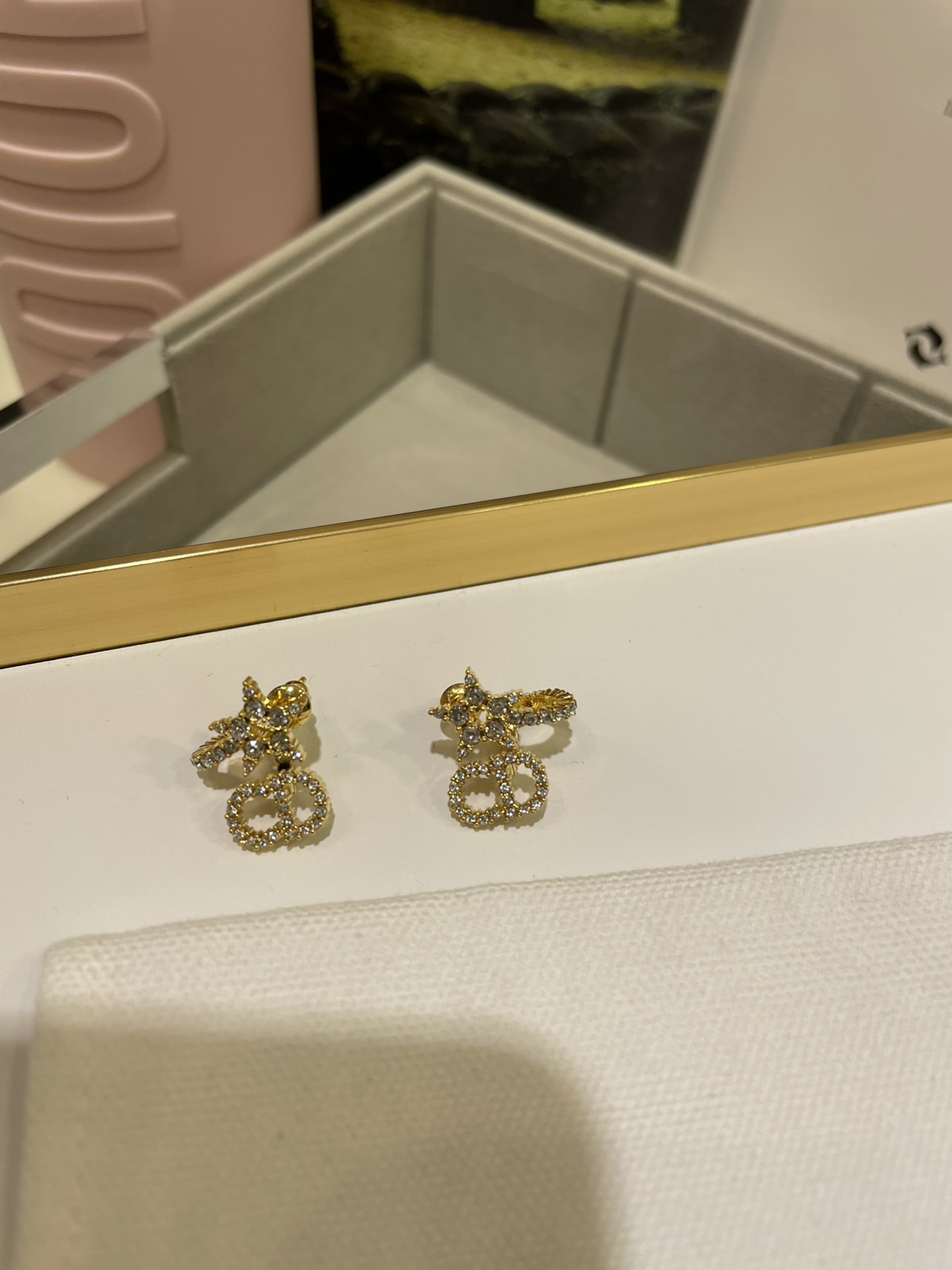 NO:635233,88160, in stock in seconds, the same style as Ju Jingyi’s star CD logo studded diamond earrings. Purchased. Customized brass material. 99 Swarovski Phantom diamonds. Not ordinary white diamonds on the market. They are so fairy-like. Whoever wears them will be more beautiful. Ready stock with packaging, Cartier high-end jewelry.1986090988160, 现货秒发鞠婧祎同款 星星CD标志镶钻耳钉 z 购入 定制一致黄铜材质 99颗施华洛魅影钻 不是市面普通白钻哦 太仙女颜值♀谁戴谁美 现货带包装,,卡迪亚高端饰品,Jewelry
