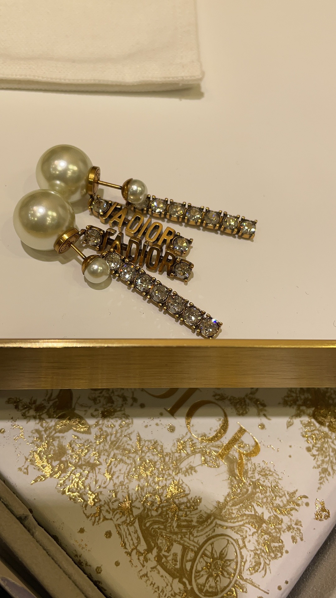 NO:720630,Arrive today 88170 Retro metal letter rhinestone double ball pearl earrings. A girl’s heart is elegant and high-end. Elegant and cute. Whoever wears it will look younger. Purchase z customized Swarovski silver phantom diamonds, Cartier high-end jewelry19860909今日到货 88170 复古金属字母水钻双球珍珠耳钉 少女心贵气高级感并存 优雅又俏皮可爱 谁戴谁减龄好看 购入 z定制 施华洛银色魅影钻,,卡迪亚高端饰品,Jewelry