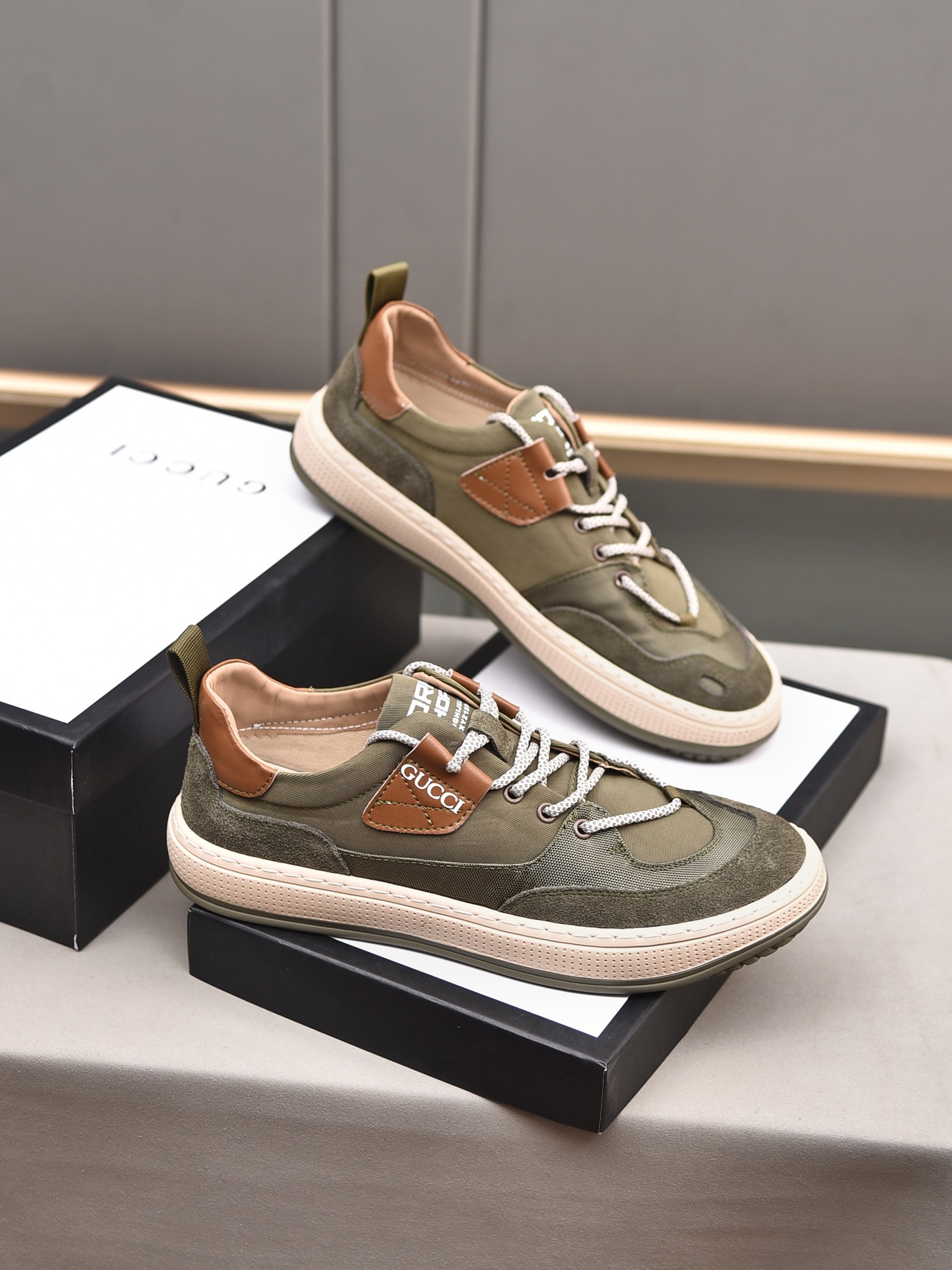 I5 普拉达最新运动款 2022休闲韩版风男鞋，完美做工，打造装柜品质，鞋面：精选进口透气材料，真皮鞋垫，柔软舒适，橡胶大底超轻 耐磨、简约、百搭风时装男鞋，颜色 两色选