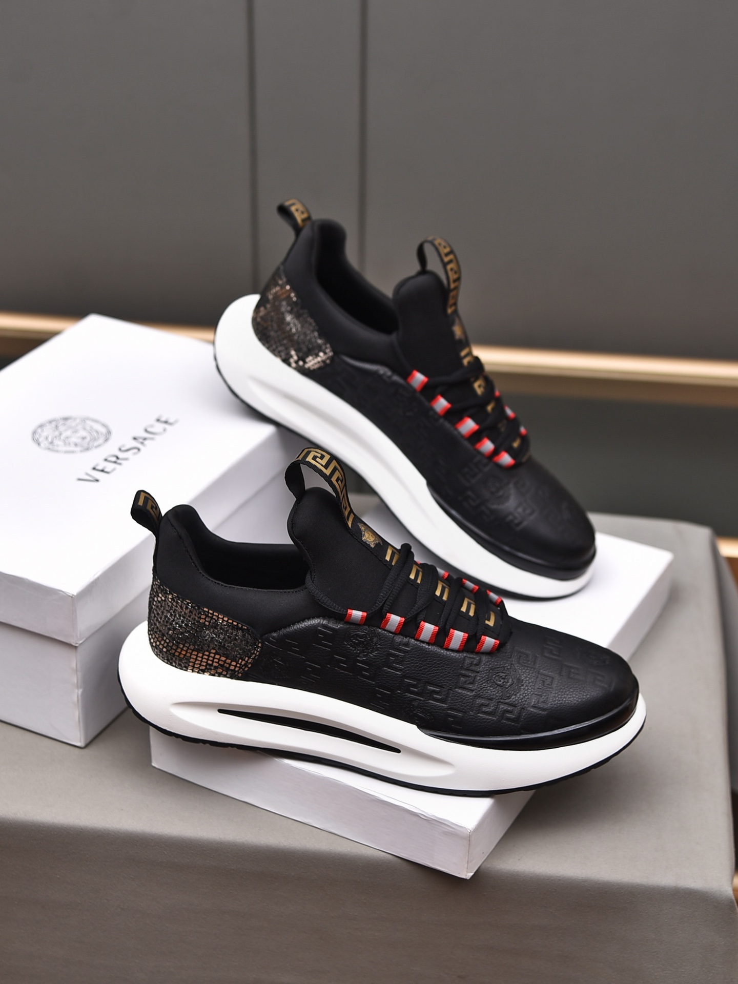 I5 范思哲休闲运动风男鞋，2022年全新春夏季款设计，完美做工，系带懒人款打造装柜品质，鞋面：进口头层牛皮压花👏👏高弹力透气内里，羊皮垫脚柔软舒适，超轻TPU耐磨大底、简约、百搭风时装男鞋，2色可选