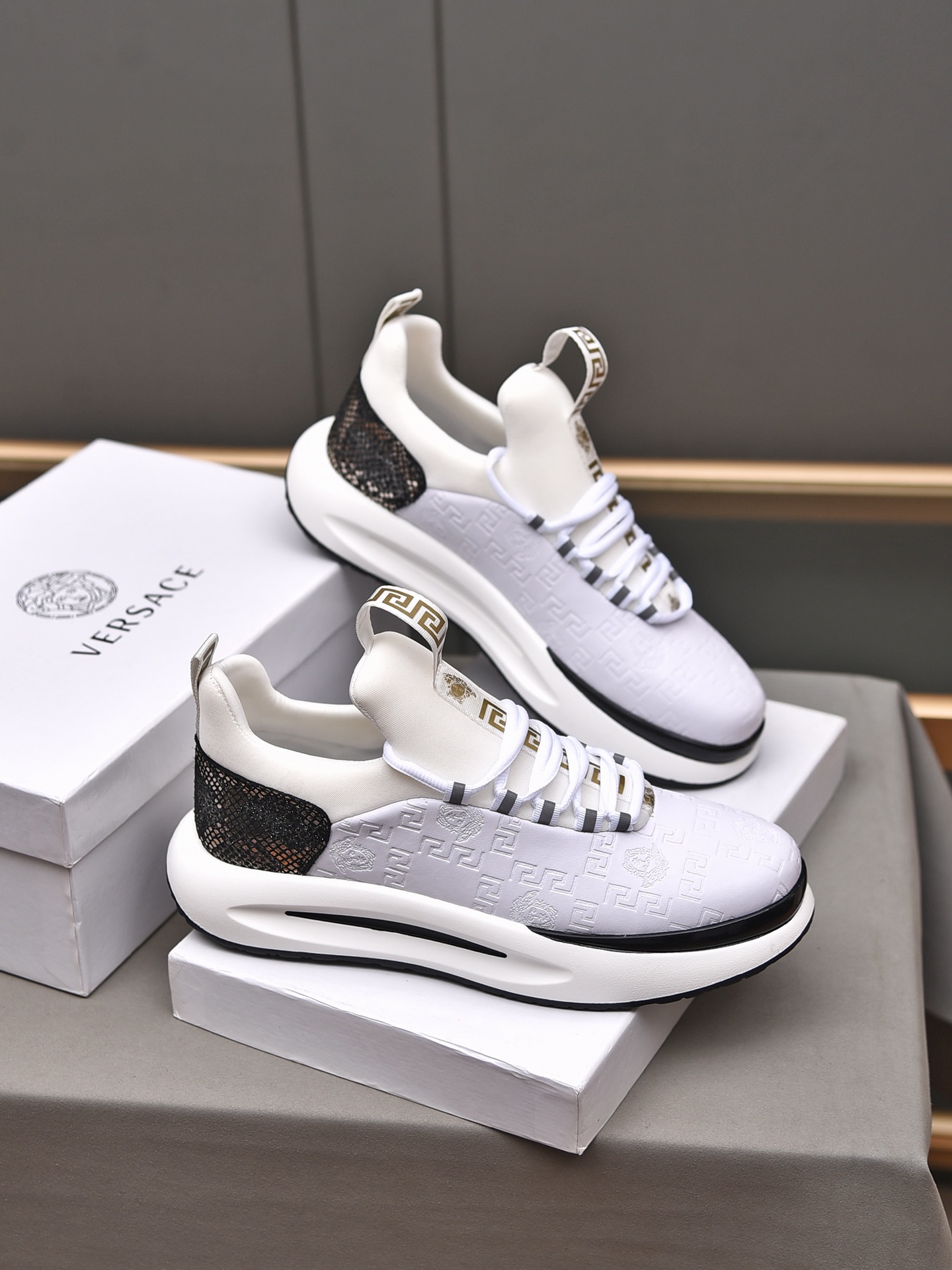 I5 范思哲休闲运动风男鞋，2022年全新春夏季款设计，完美做工，系带懒人款打造装柜品质，鞋面：进口头层牛皮压花👏👏高弹力透气内里，羊皮垫脚柔软舒适，超轻TPU耐磨大底、简约、百搭风时装男鞋，2色可选