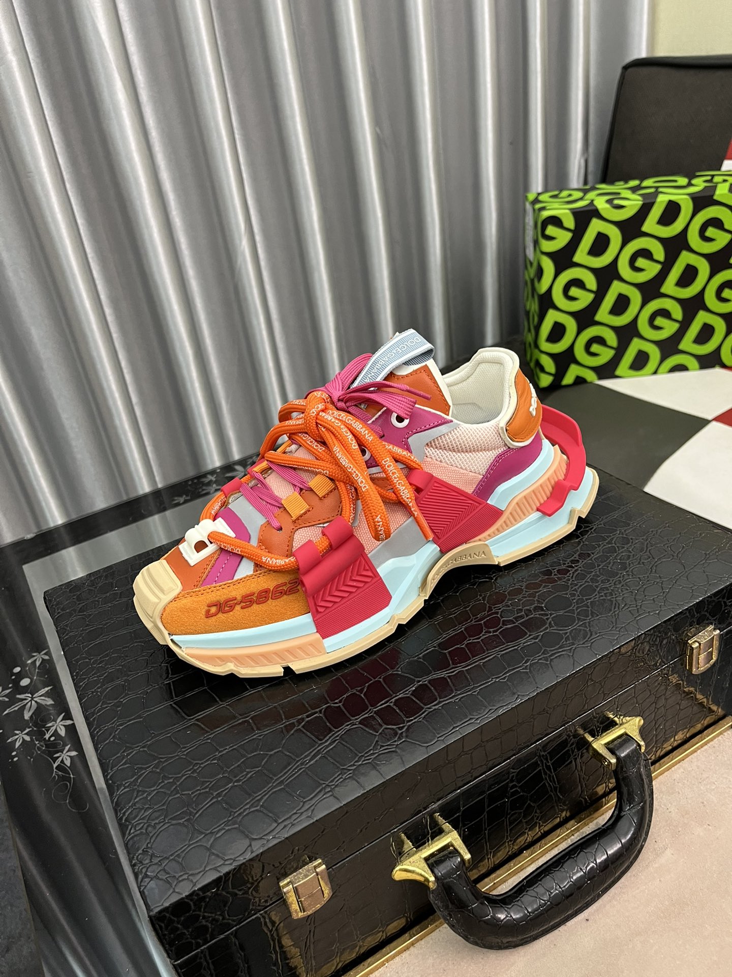 NO:272767,New Dolce & Gabbana/top original single DG heavy industry series, new casual and fashionable shoes have simple and atmospheric styles, fashionable and elegant. Original imported calfskin, comfortable sheepskin lining. Exquisite and luxurious, super A-level!  The style comparison counter is genuine, Size38-44, Dolce & Gabbana, cowhide, sheepskin19860909新款Dolce＆Gabbana/顶级原单DG重工系列,新款休闲时尚鞋版型简洁大气,时尚专属时尚又大方.原版进口小牛皮,舒适的羊皮内里.精致奢华,超A级别！版型对比专柜正品,丝毫不差Size38-44,,Dolce&Gabbana,cowhide,sheepskin,Men's shoes