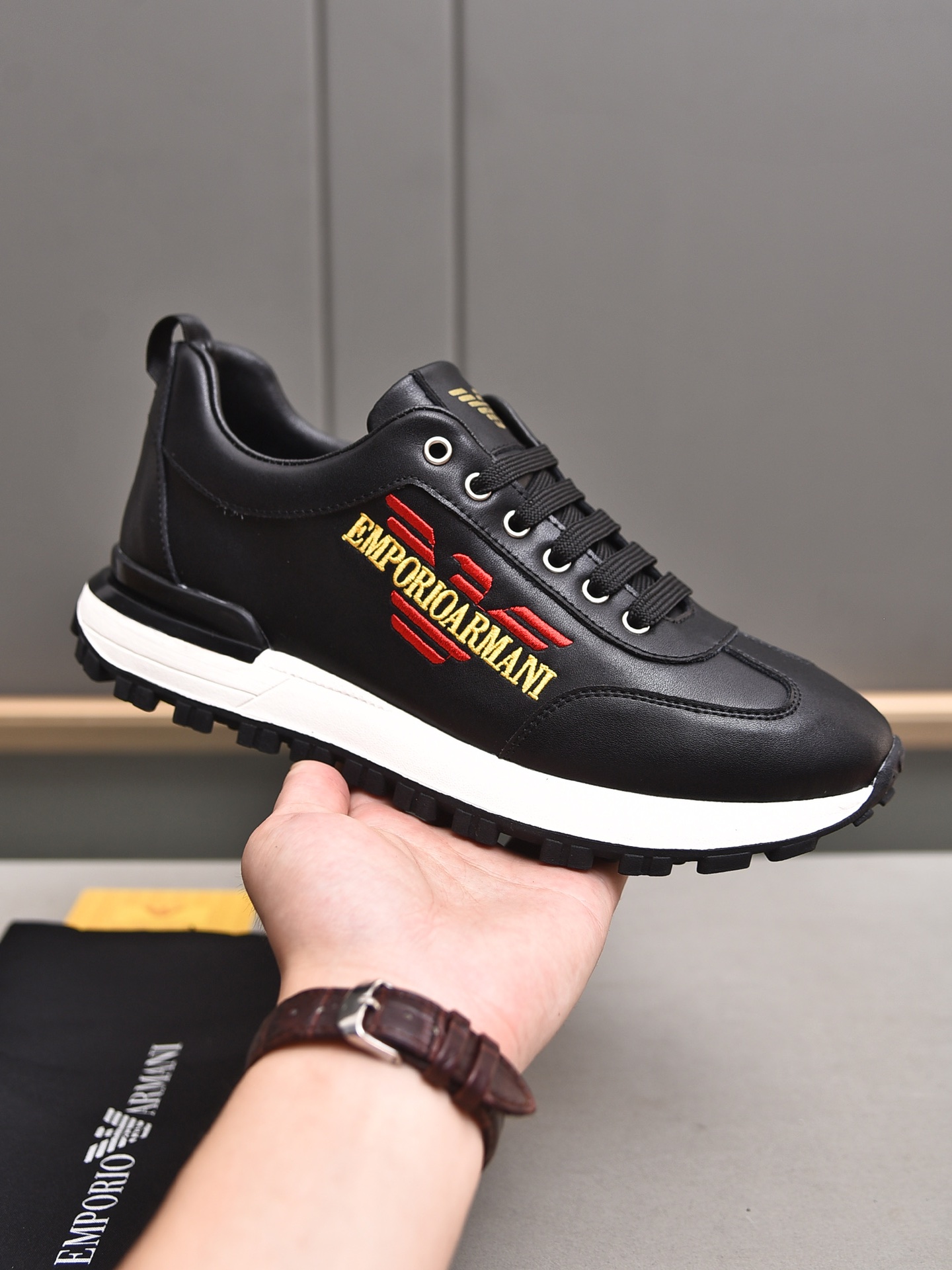 I5 ARMANI 阿玛尼 🇮🇹，✨时装之都米兰✨品牌之首，品牌logo用大电脑刺绣，做工考究，优雅含蓄设计，大方简洁，剪裁新颖，毎一个小细节都做得尽善尽美，演绎出男士细腻韵味，彰显气质内涵。[酷]鞋面进口小牛皮，舒适透气猪里。橡胶耐磨大底，38-4445定做