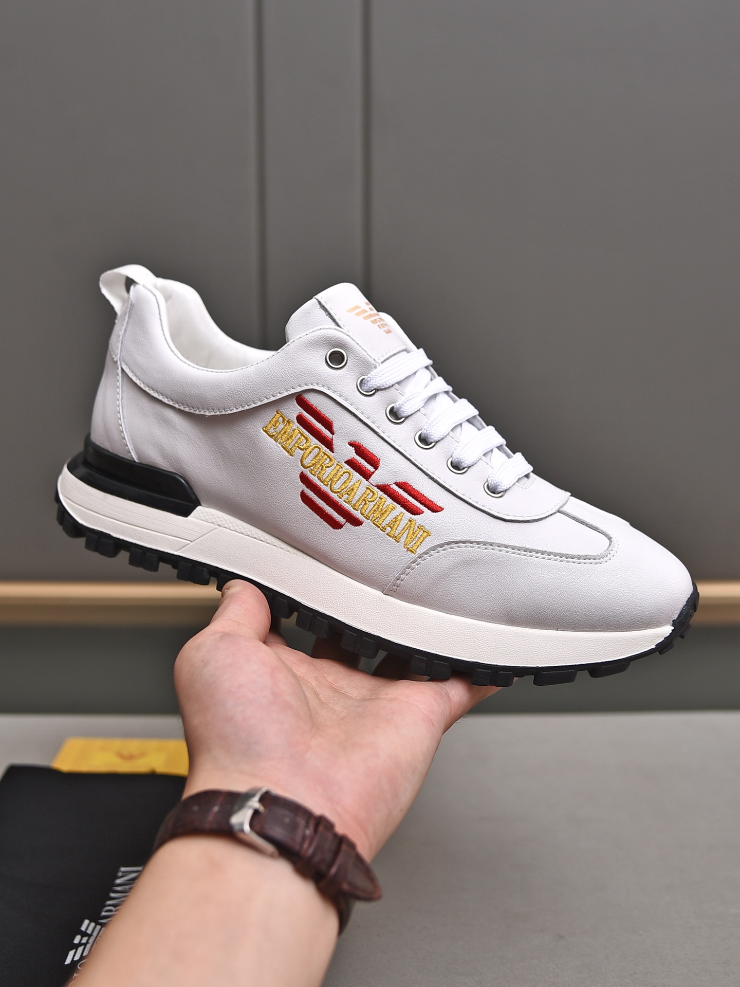 I5 ARMANI 阿玛尼 🇮🇹，✨时装之都米兰✨品牌之首，品牌logo用大电脑刺绣，做工考究，优雅含蓄设计，大方简洁，剪裁新颖，毎一个小细节都做得尽善尽美，演绎出男士细腻韵味，彰显气质内涵。[酷]鞋面进口小牛皮，舒适透气猪里。橡胶耐磨大底，38-4445定做