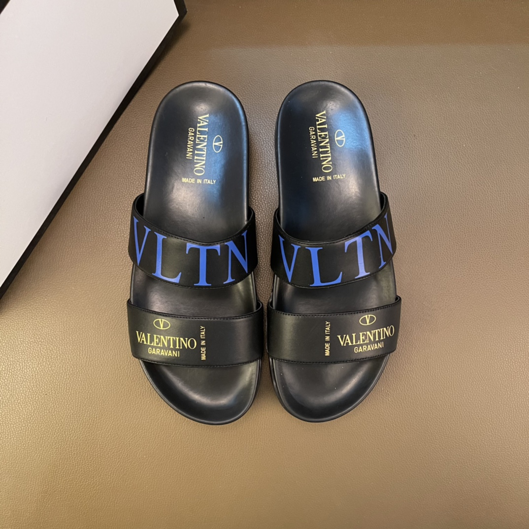 H0  2022华伦天奴VALENTINO夏季款 休闲凉鞋 拖鞋 官网1:1顶级版本，原版完美楦型，鞋面上的文彩 全部机器打造，绝对的彰显时尚潮流，做工质量跟足原版。户外司机驾车  男鞋