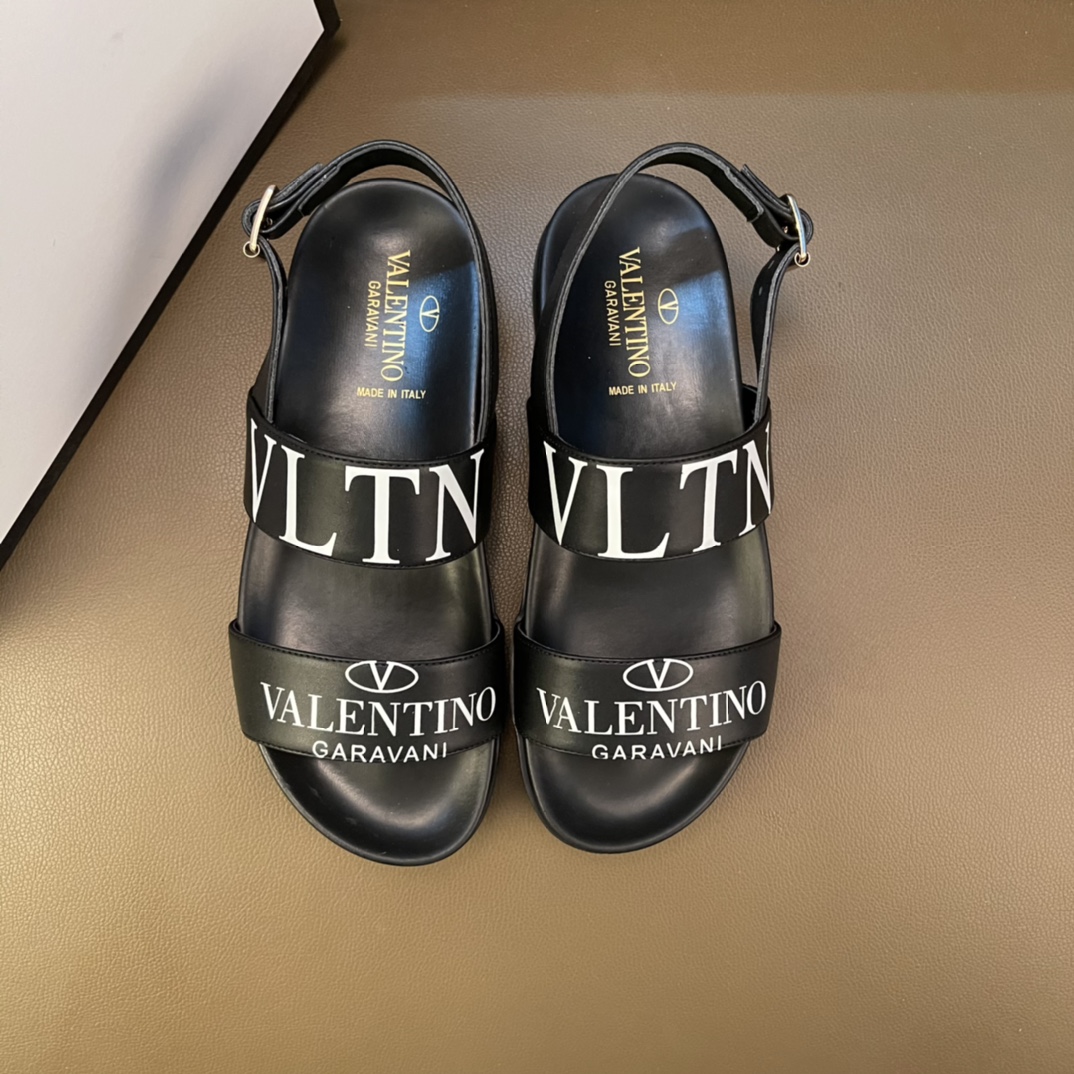 I0  2022华伦天奴VALENTINO夏季款 休闲凉鞋 拖鞋 官网1:1顶级版本，原版完美楦型，鞋面上的文彩 全部机器打造，绝对的彰显时尚潮流，做工质量跟足原版。户外司机驾车  男鞋
