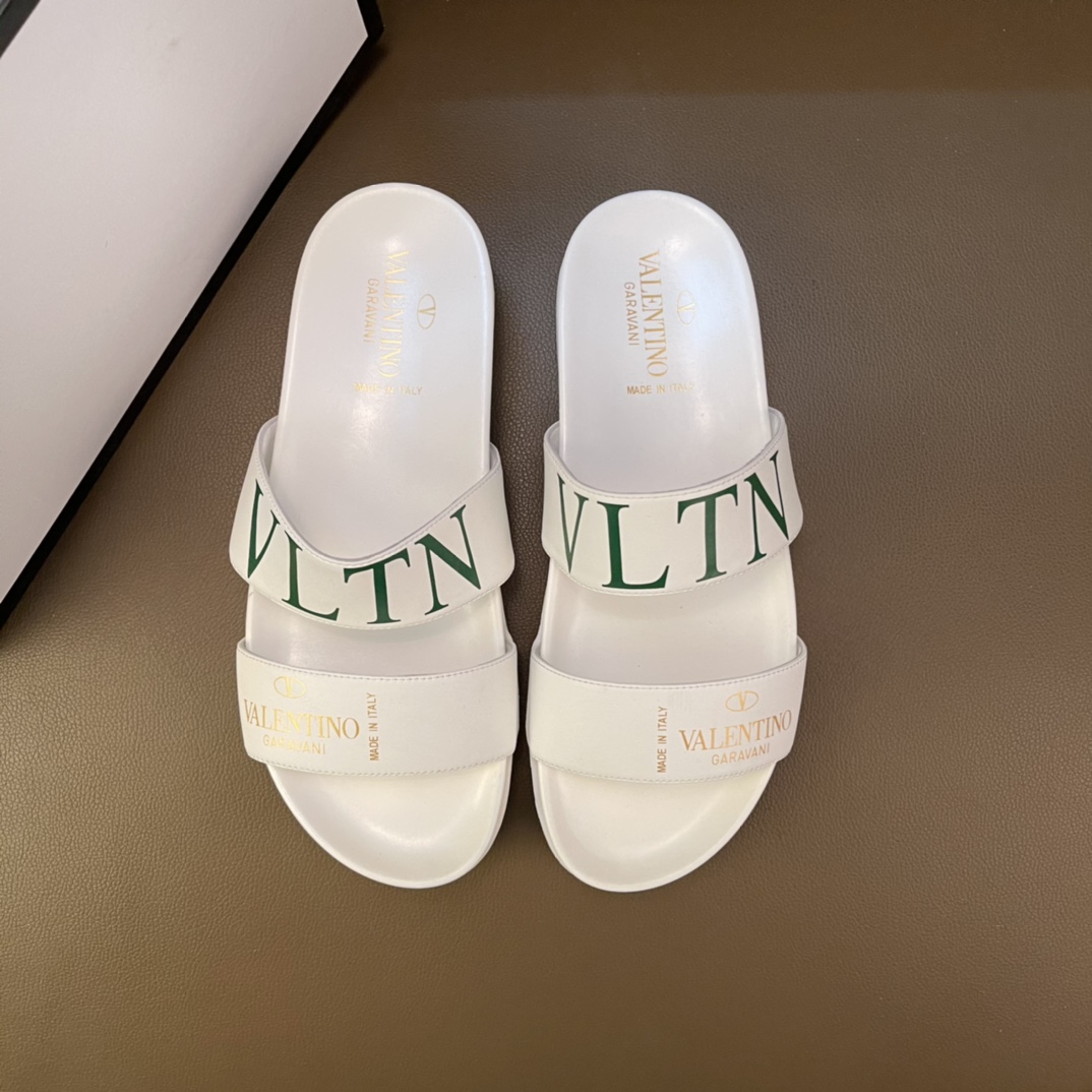 H0  2022华伦天奴VALENTINO夏季款 休闲凉鞋 拖鞋 官网1:1顶级版本，原版完美楦型，鞋面上的文彩 全部机器打造，绝对的彰显时尚潮流，做工质量跟足原版。户外司机驾车  男鞋