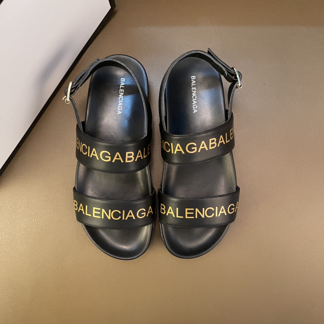 I0   独家首发🔥巴黎世家.Balenciaga ～休闲拖鞋 户外凉鞋 ❤️Balenciaga  Triple S 不仅造型潮流，松紧带乐福鞋 细节还以氧化效果呈现，适合户外司机舒适驾车🚗 登山运动 鞋型视觉让这双鞋更具韵味 男女码：34-44 🉑️定制 白色 黑色 可选😍