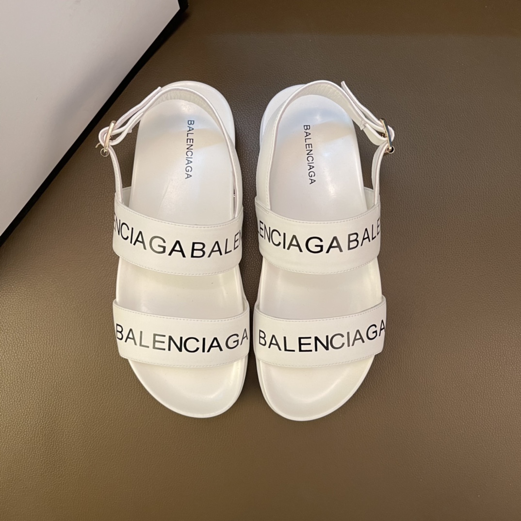 🚗 H0   独家首发🔥巴黎世家.Balenciaga ～休闲拖鞋 户外凉鞋 ❤️Balenciaga  Triple S 不仅造型潮流，松紧带乐福鞋 细节还以氧化效果呈现，适合户外司机舒适驾车🚗 登山运动 鞋型视觉让这双鞋更具韵味 男女码：34-44 🉑️定制 白色 黑色 可选😍